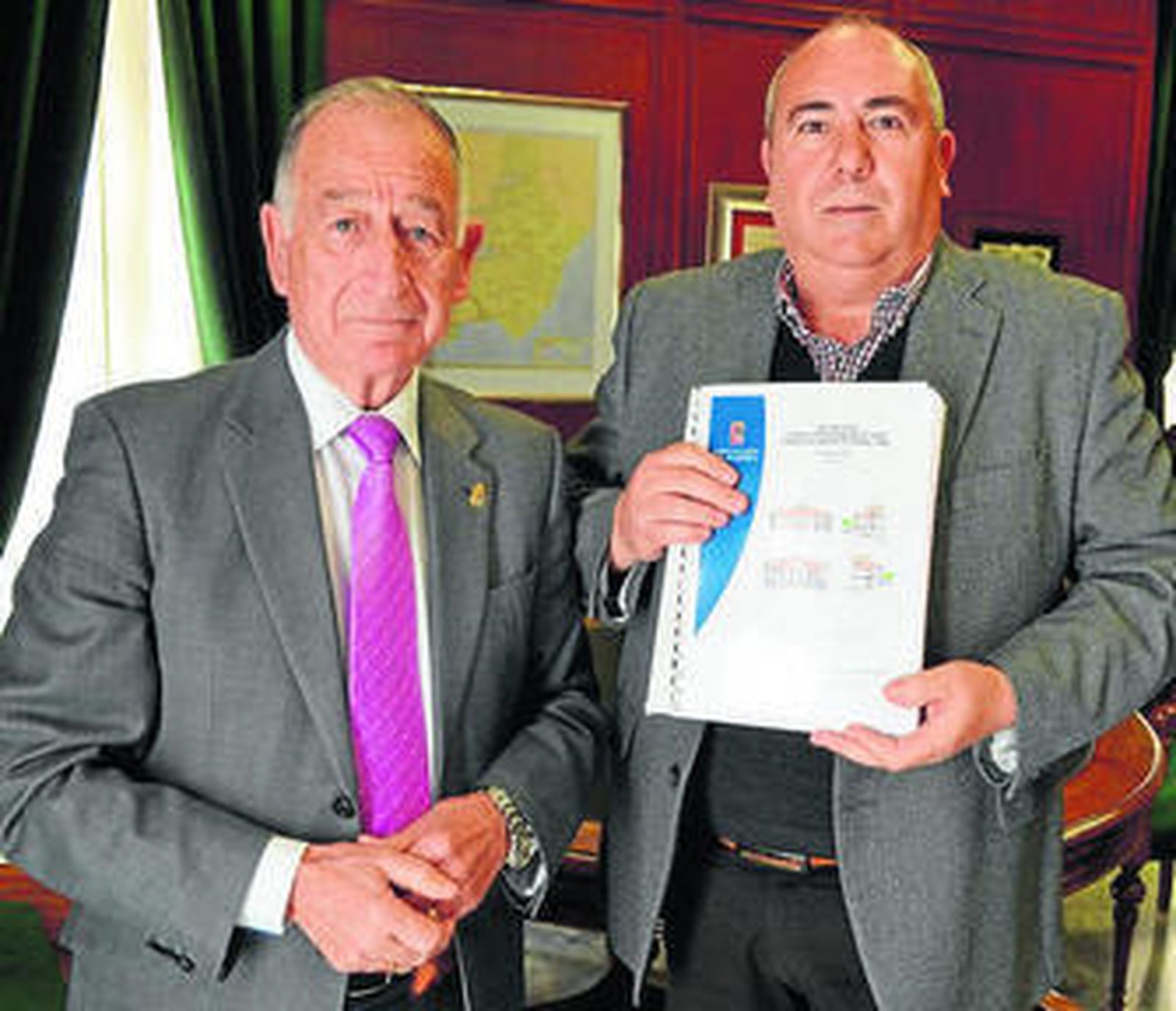 Amat y Cid tras firmar el convenio para finalizar el Hotel Rural.