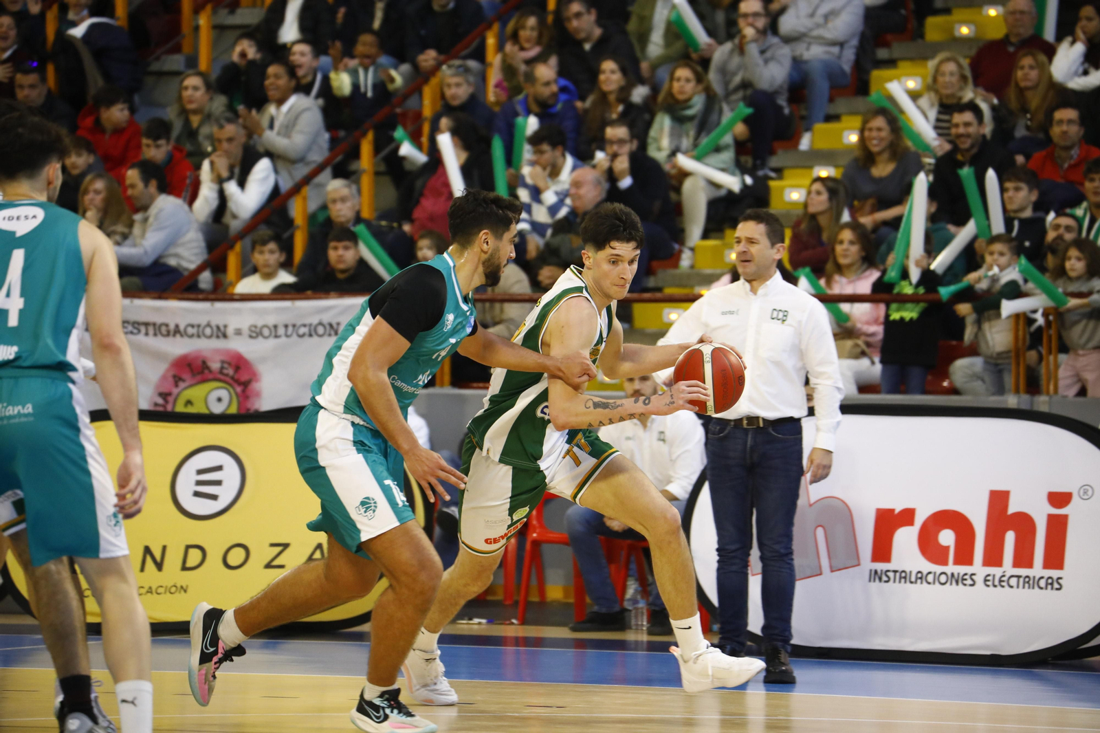 Las mejores fotos del ambiente en Vista Alegre para el derbi entre el Coto Córdoba y el UCB Camper Eurogaza