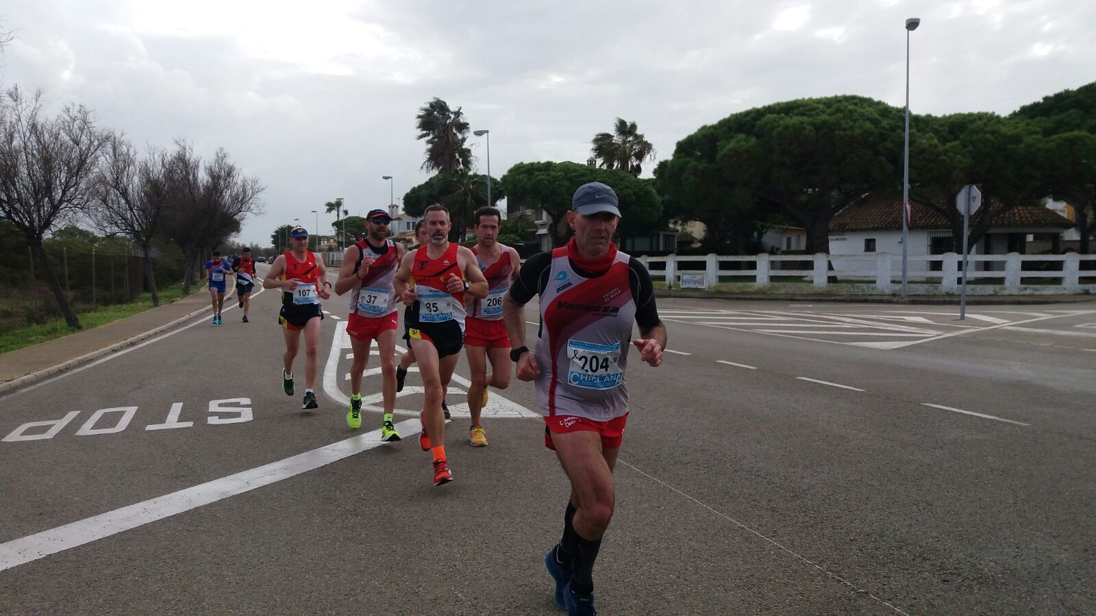 Viento y lluvia en la carrera entre Chiclana y Sancti Petri