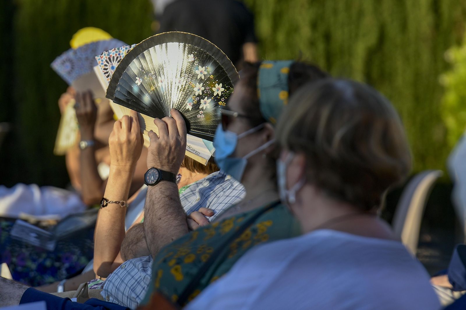 El abanico, un recurso para aplacar las altas temperaturas en la provincia de Granada