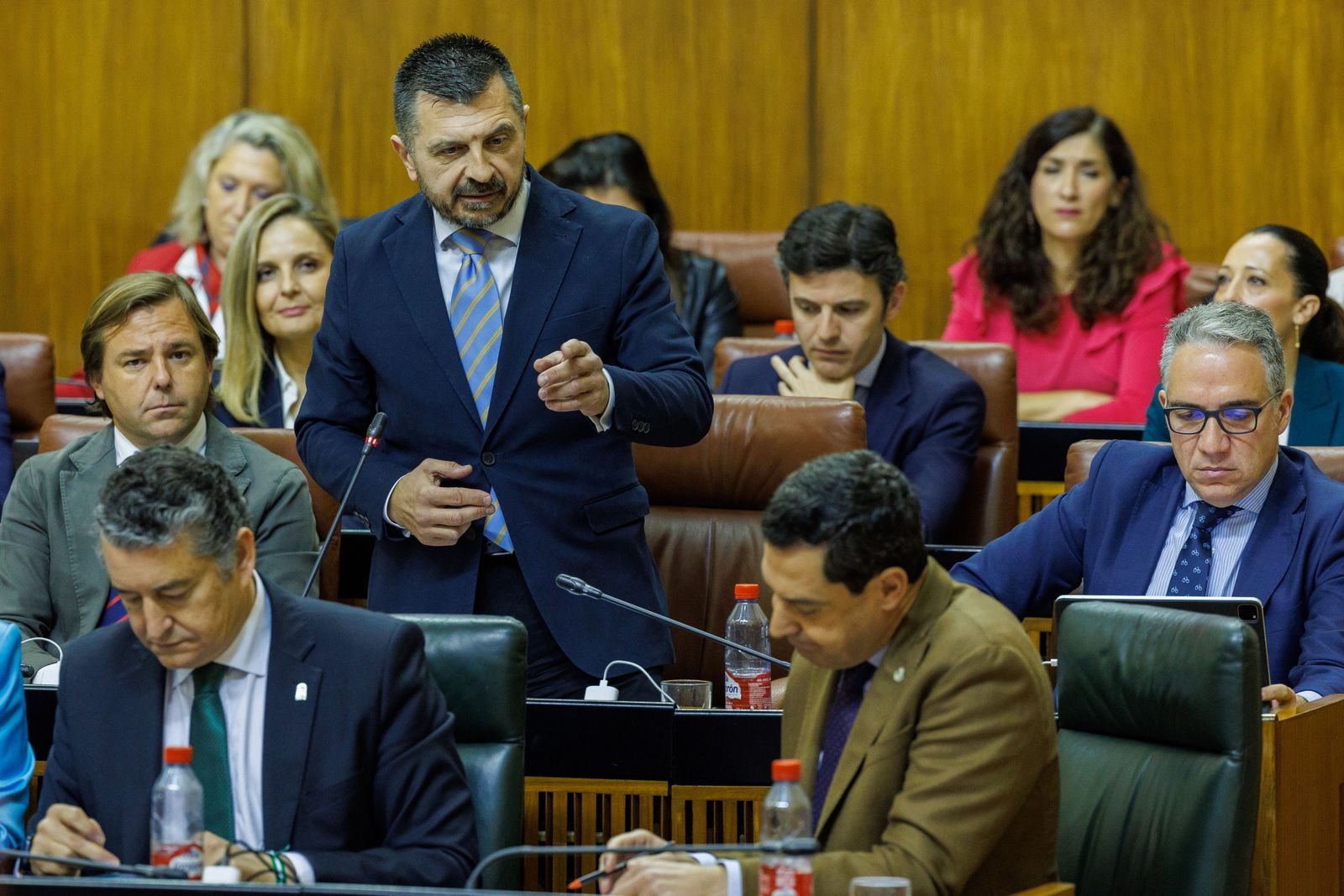 El portavoz del PP en el Parlamento, Toni Martín, se dirige este jueves al presidente de la Junta.