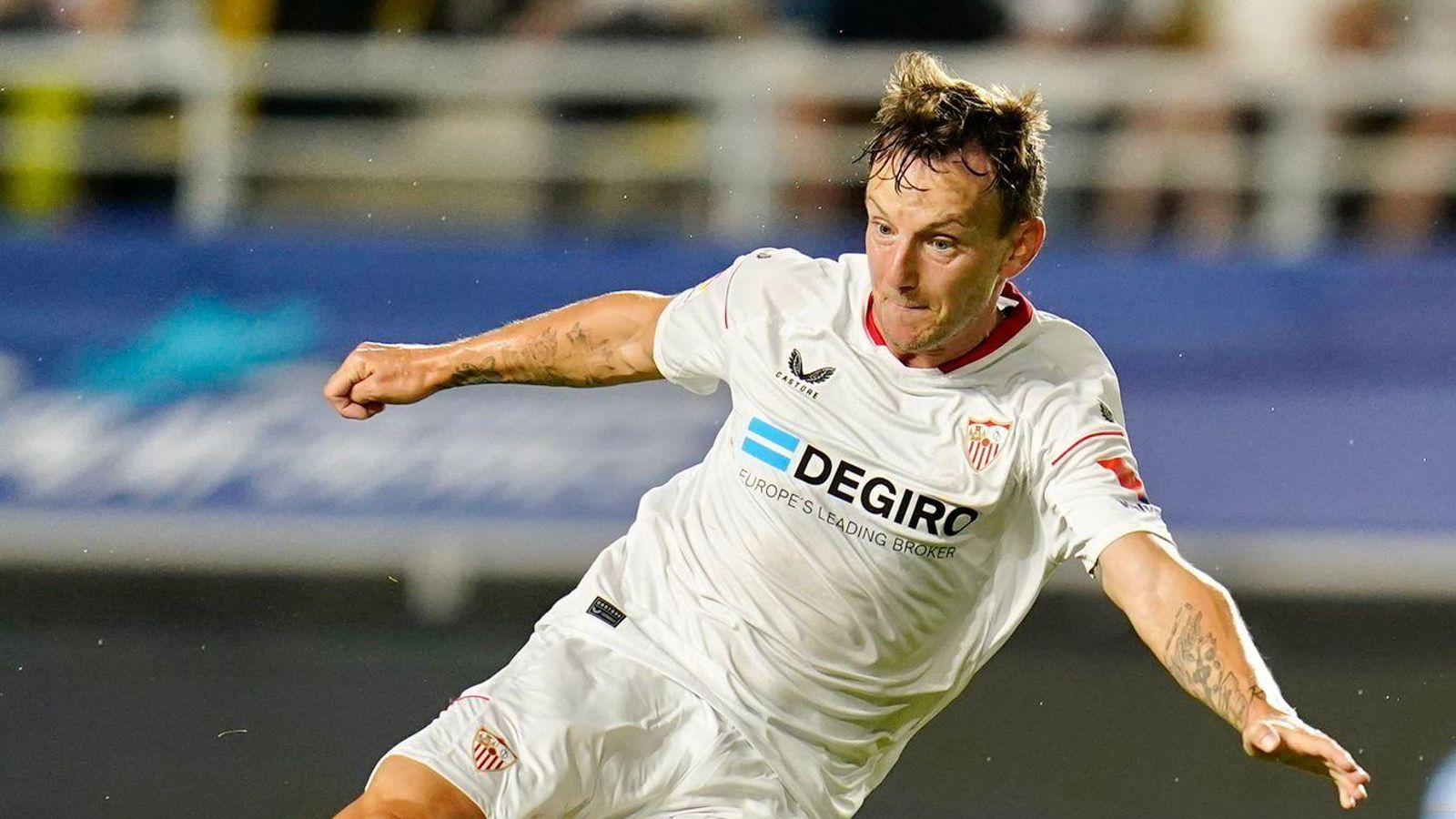 Rakitic arma su pierna derecha para hacer el 1-1.