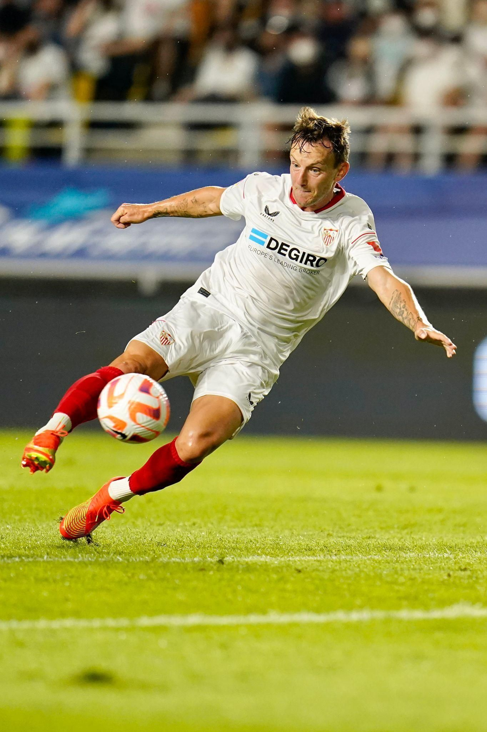 Rakitic arma su pierna derecha para hacer el 1-1.