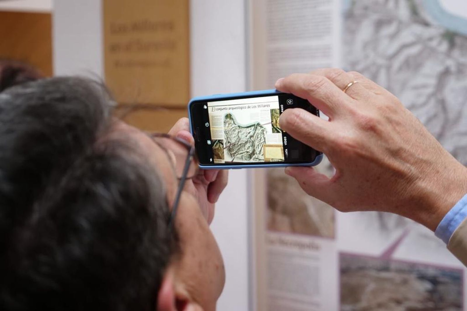 Juan José Matarí durante una visita a Los Millares.