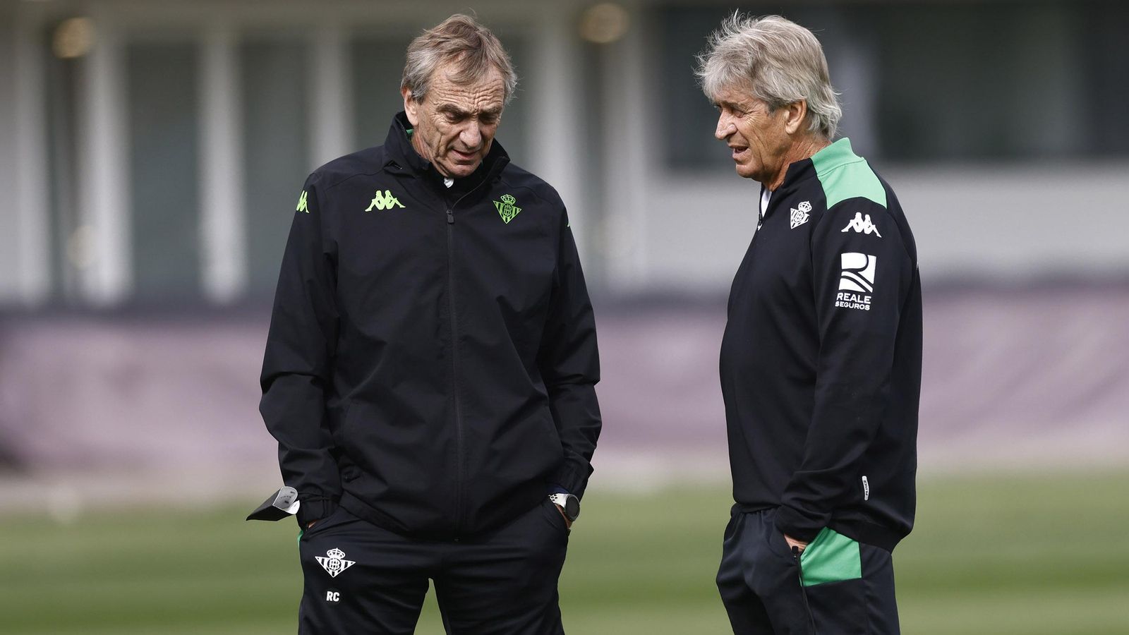 Manuel Pellegrini dialoga con Rubén Cousillas.