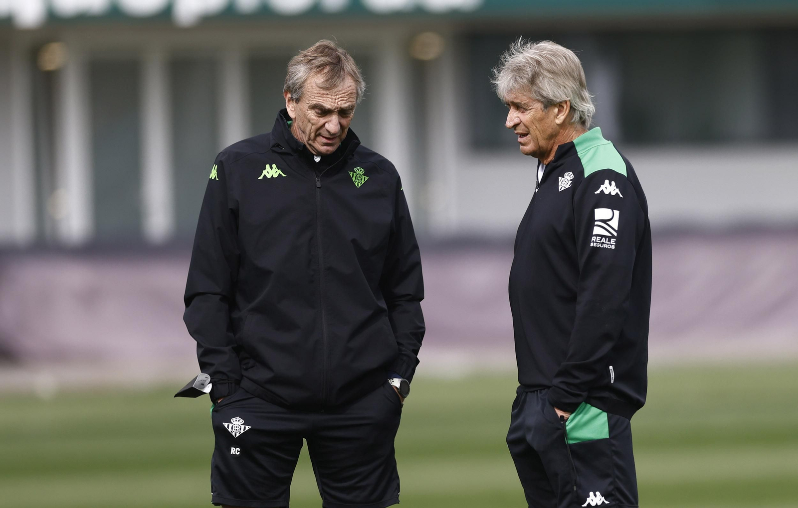 Manuel Pellegrini dialoga con Rubén Cousillas.