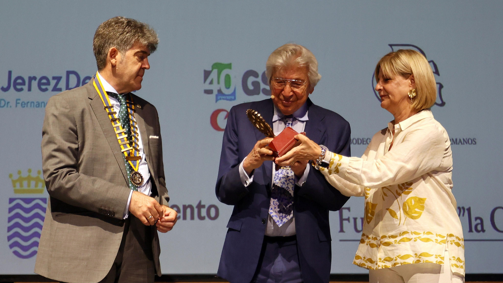 Manuel Alejandro recibe el premio Jerezano del Año del Rotary Club Jerez