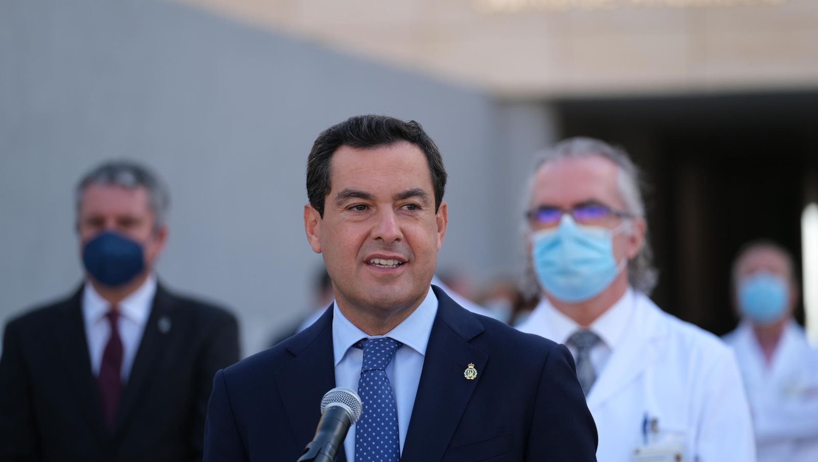 Juanma Moreno, en el hospital de Torrecárdenas de Almería