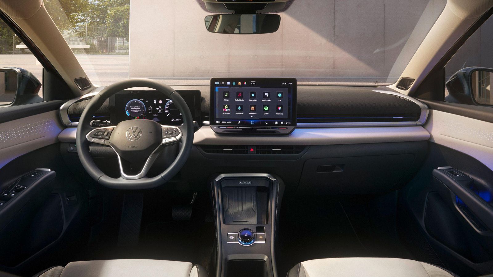 En todos los niveles se dispone de la doble pantalla en el salpicadero, así como del volante multifunción.