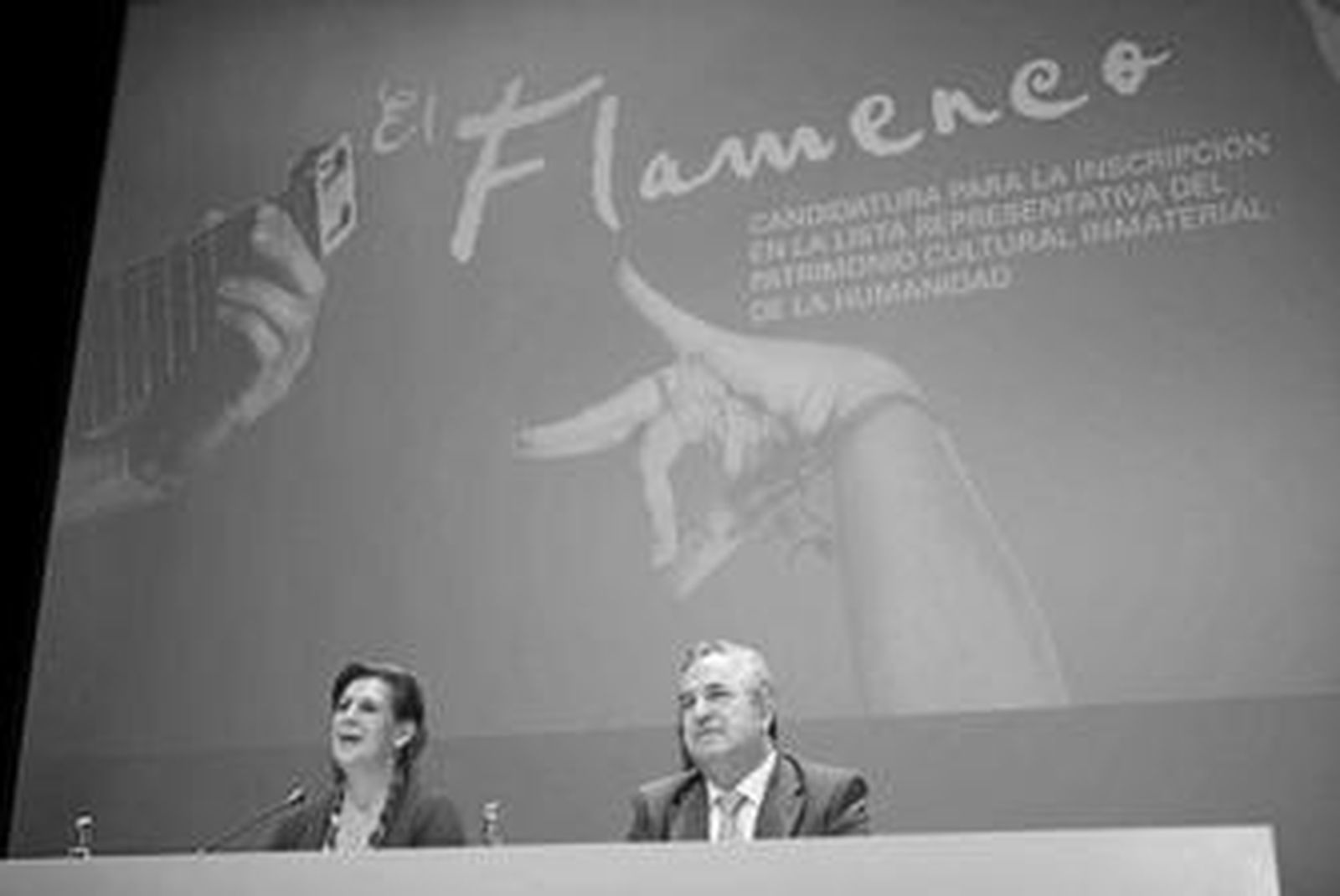 La consejera de Cultura de la Junta, Rosa Torres, ayer en el Auditorio del Museo Picasso junto al presidente de la Diputación, Salvador Pendón.