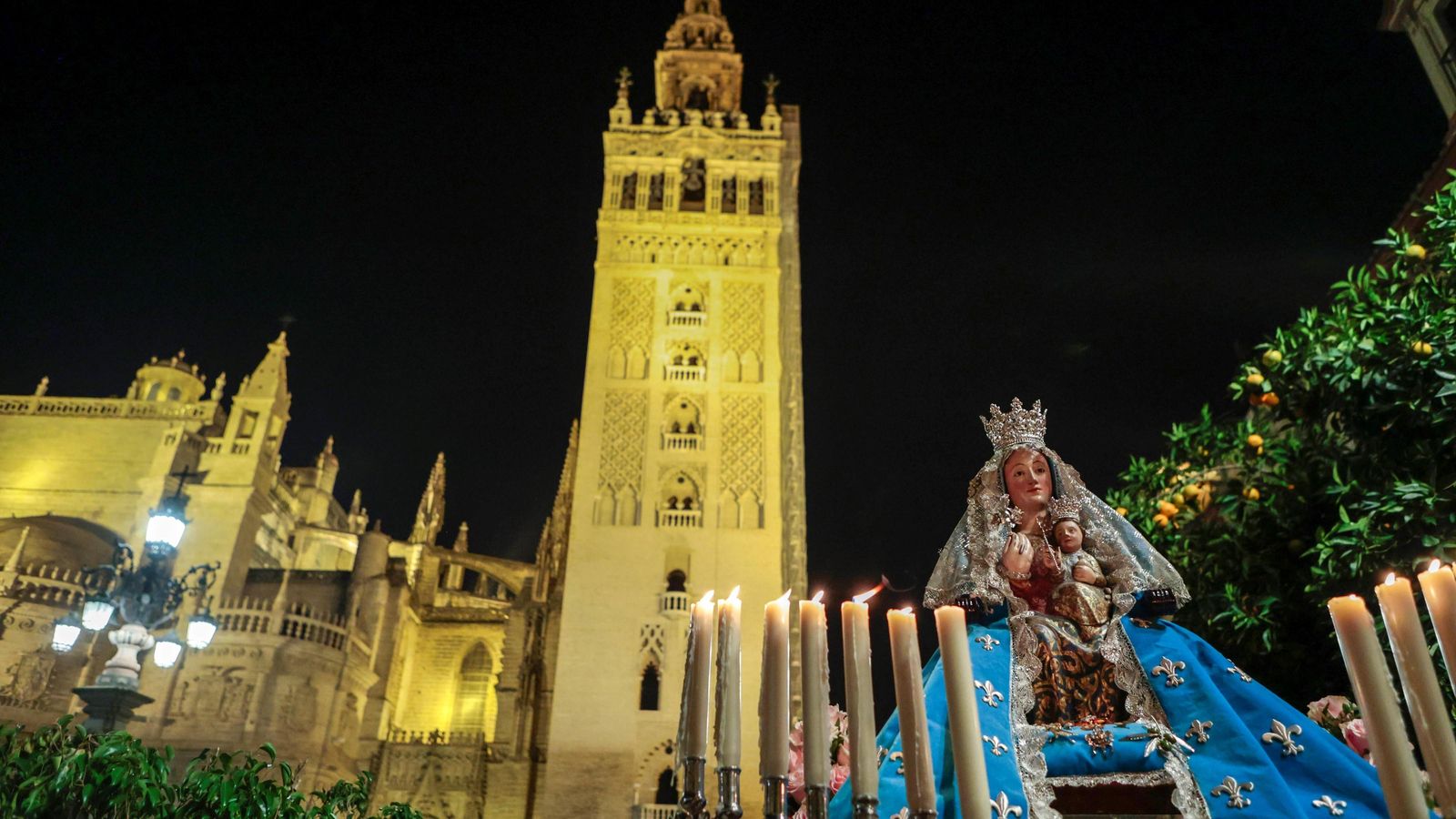 La Virgen de Valme con la Giralda al fondo