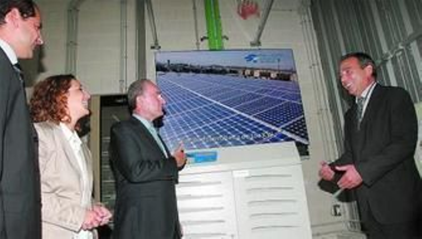 La delegada de Innovación, Ciencia y Tecnología y el alcalde, ayer, en la inauguración de la planta.