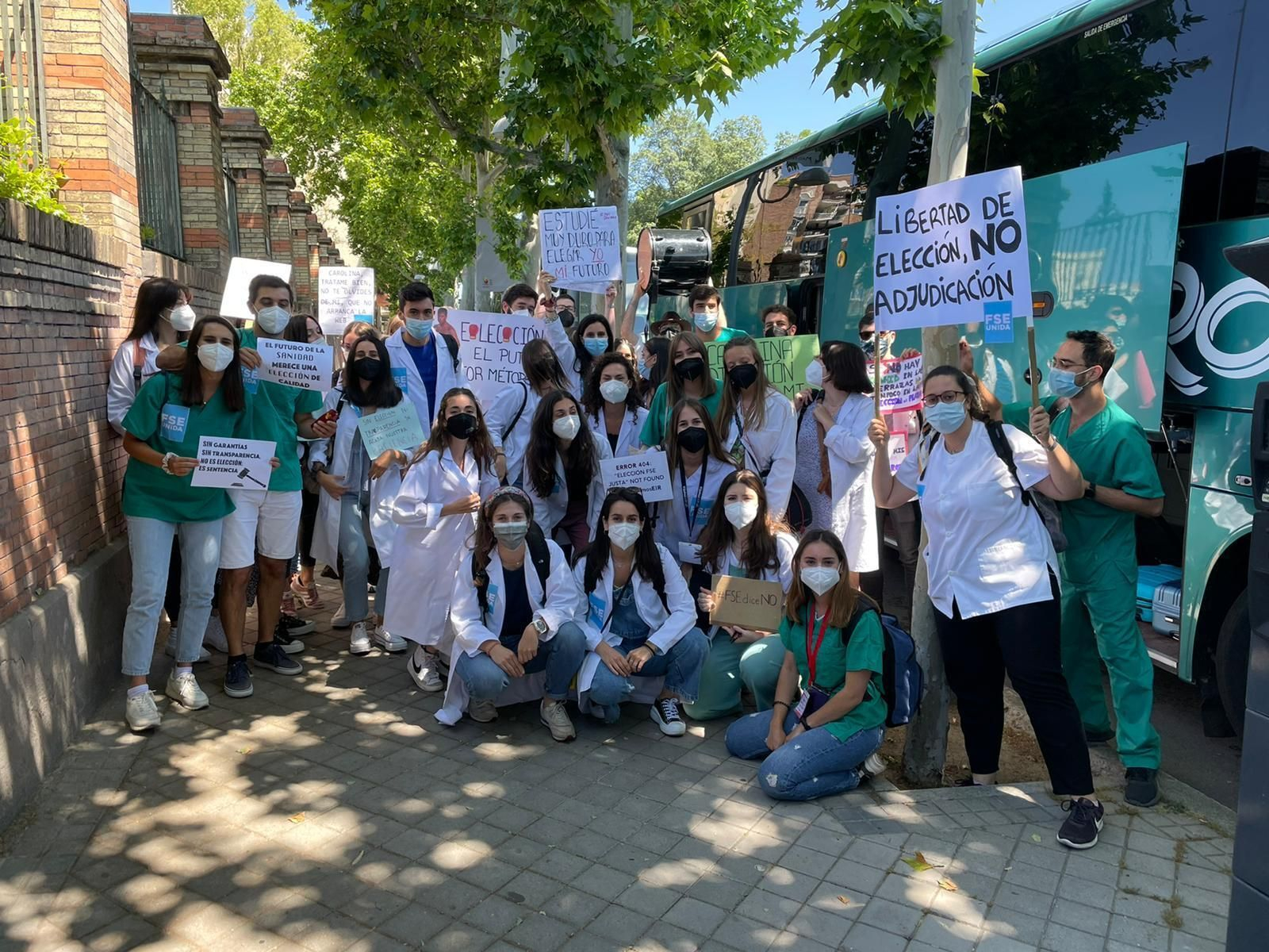 El grupo de médicos de Sevilla que han viajado a protestar a Madrid.