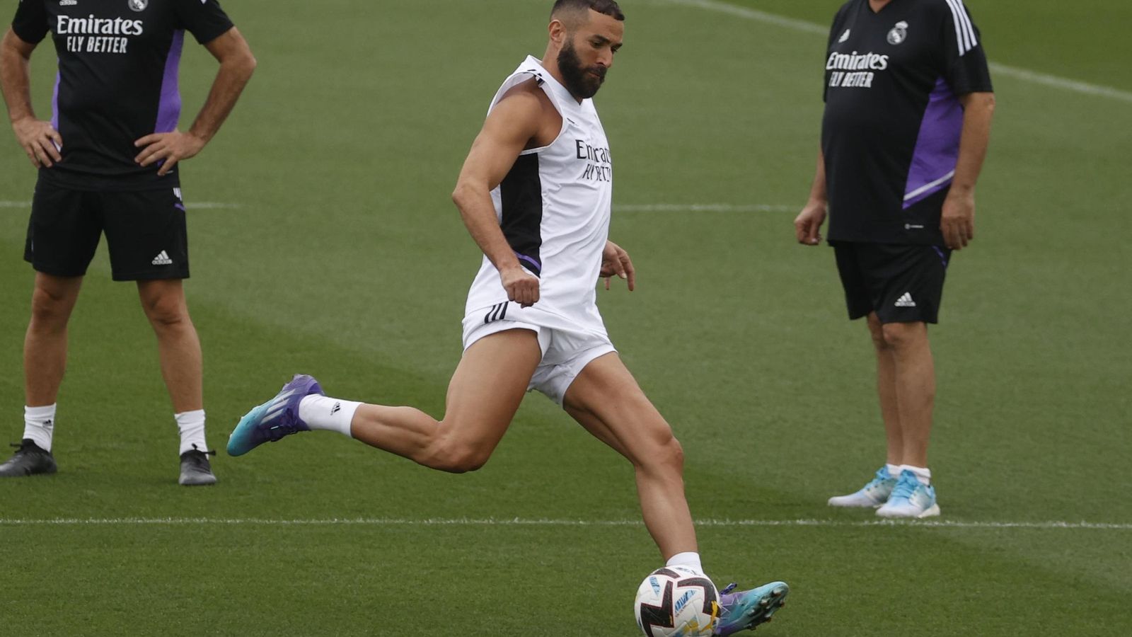 Benzema golpea en el entrenamiento de ayer en Valdebebas