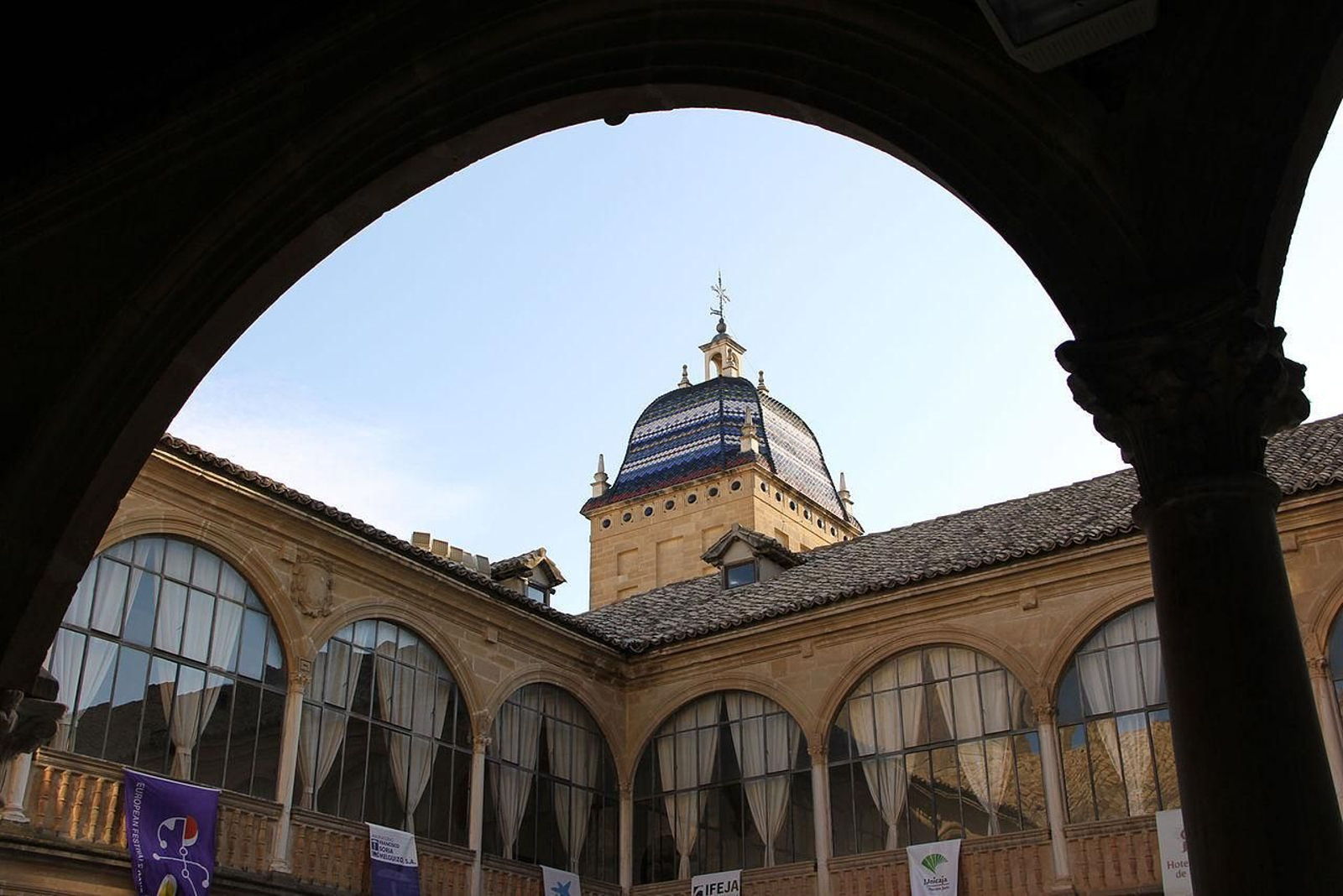 La construcción se inició antes de 1562, pero por causas desconocidas las obras se interrumpieron durante casi dos años. El Hospital de Santiago de Úbeda: un palacio lleno de cultura
