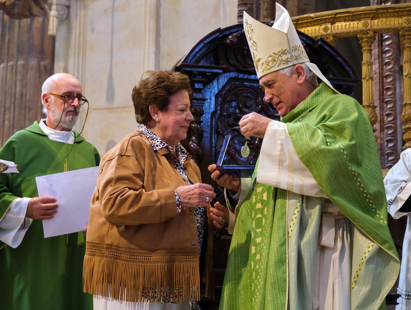 Rosario Alcedo recibe su disitnción del obispo Rafael Zornoza.