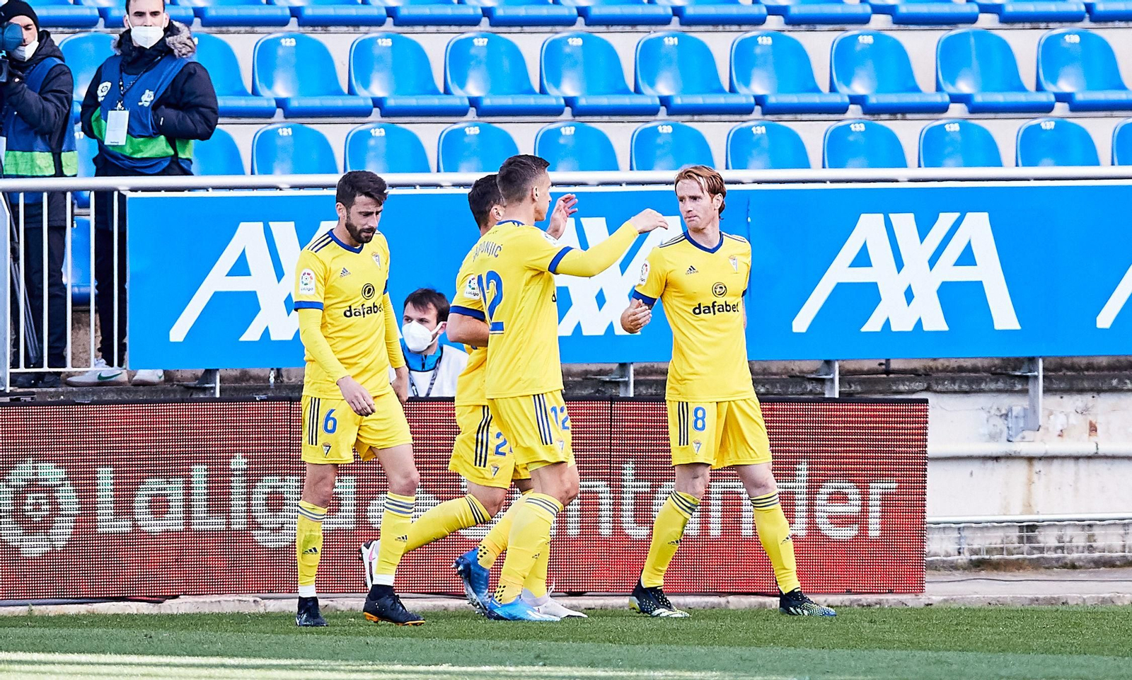 Los jugadores del Cádiz celebran un gol.