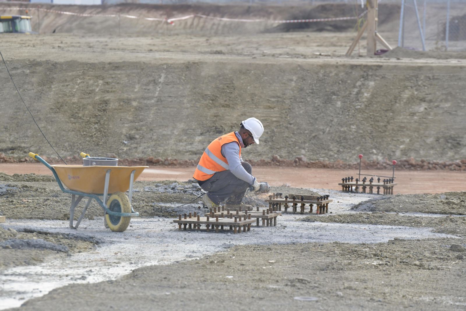 Un operario trabaja en la construcción del acelerador