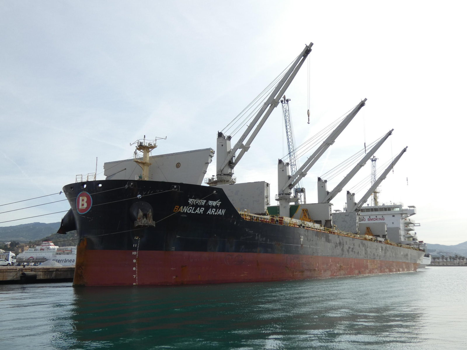 El buque ‘Banglar Arjan’ atracado en el muelle siete.