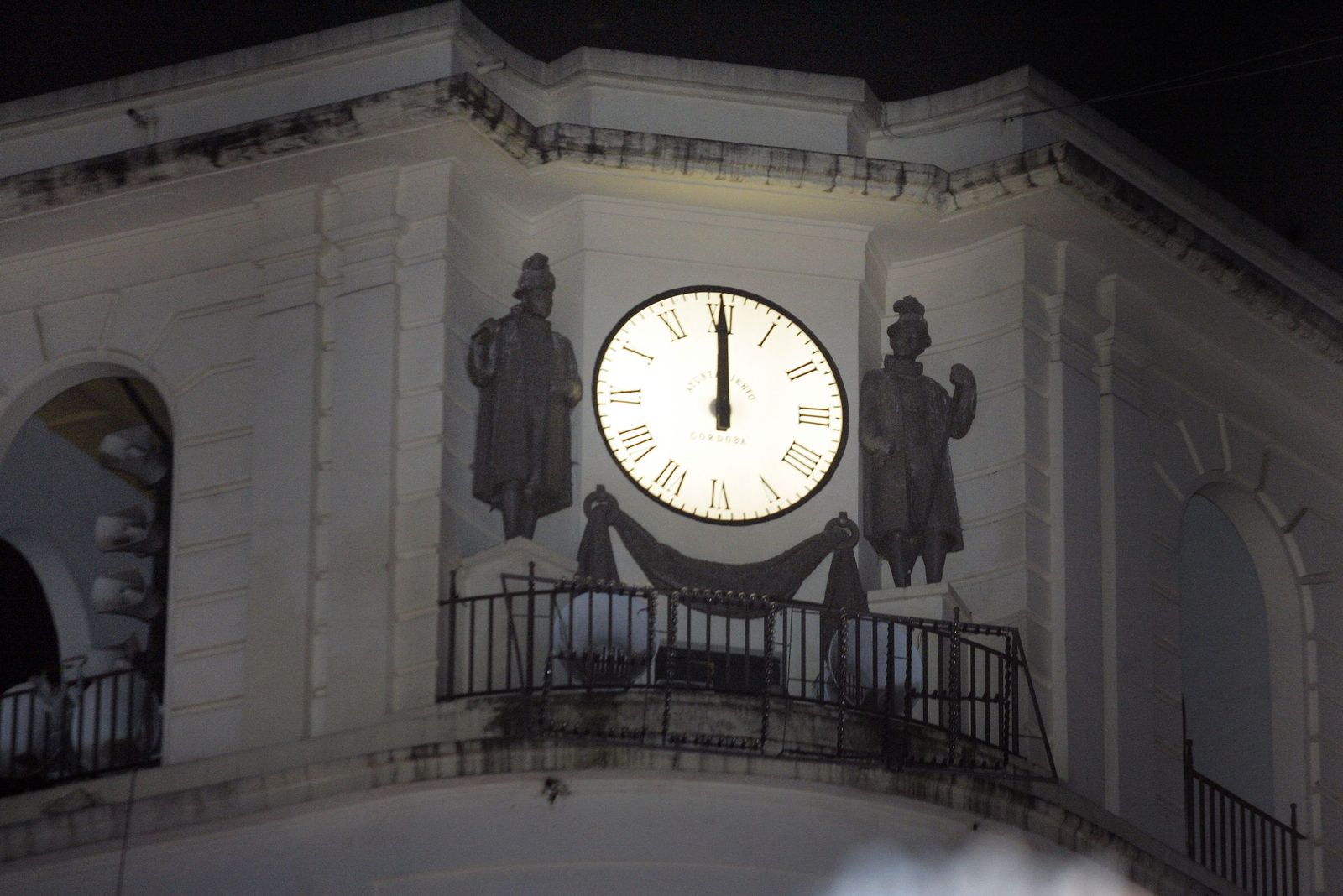 Las 12 de la noche en el reloj de la plaza de lasTendillas.