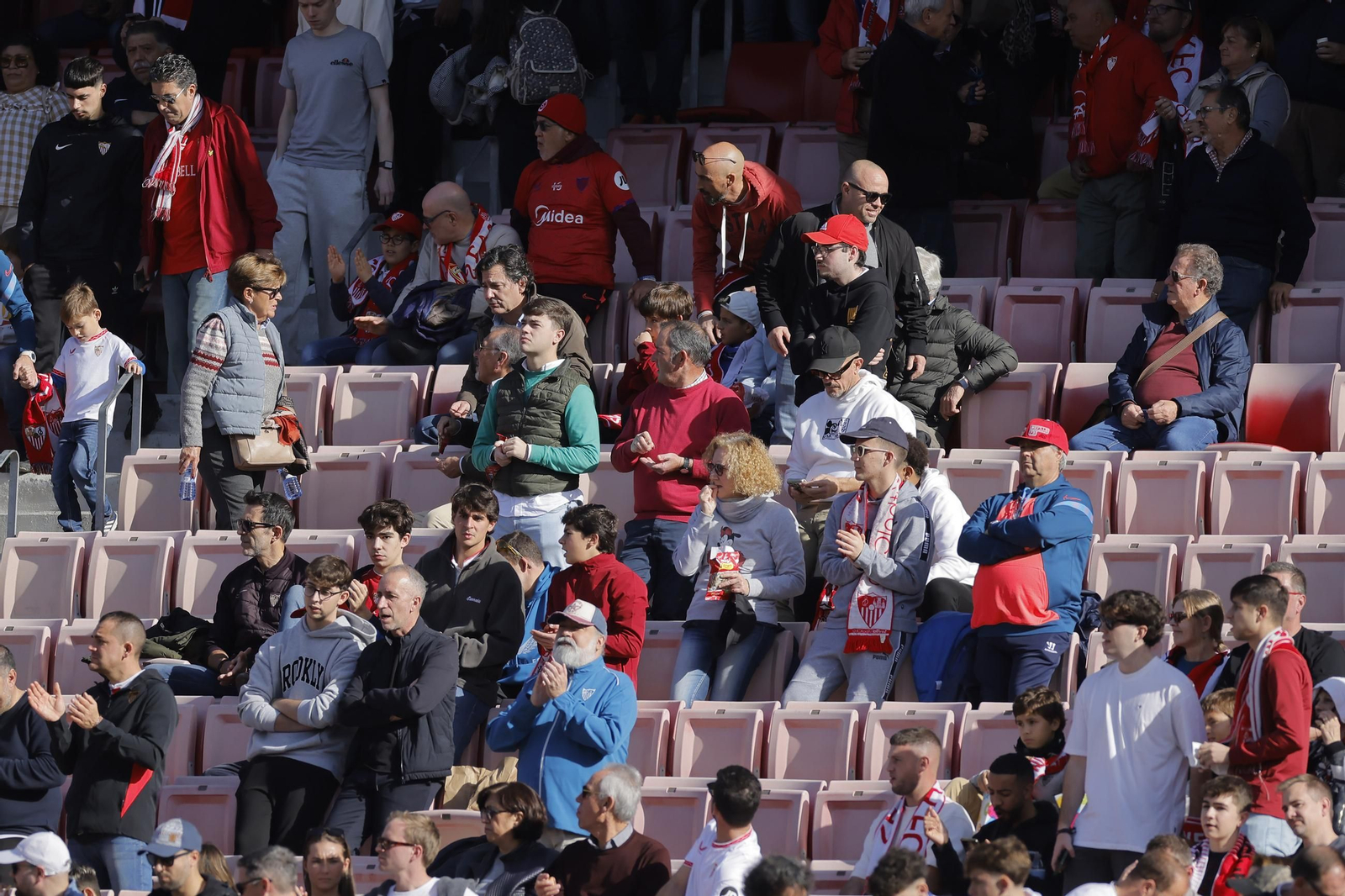 Búscate en las fotos del Sevilla - Oviedo