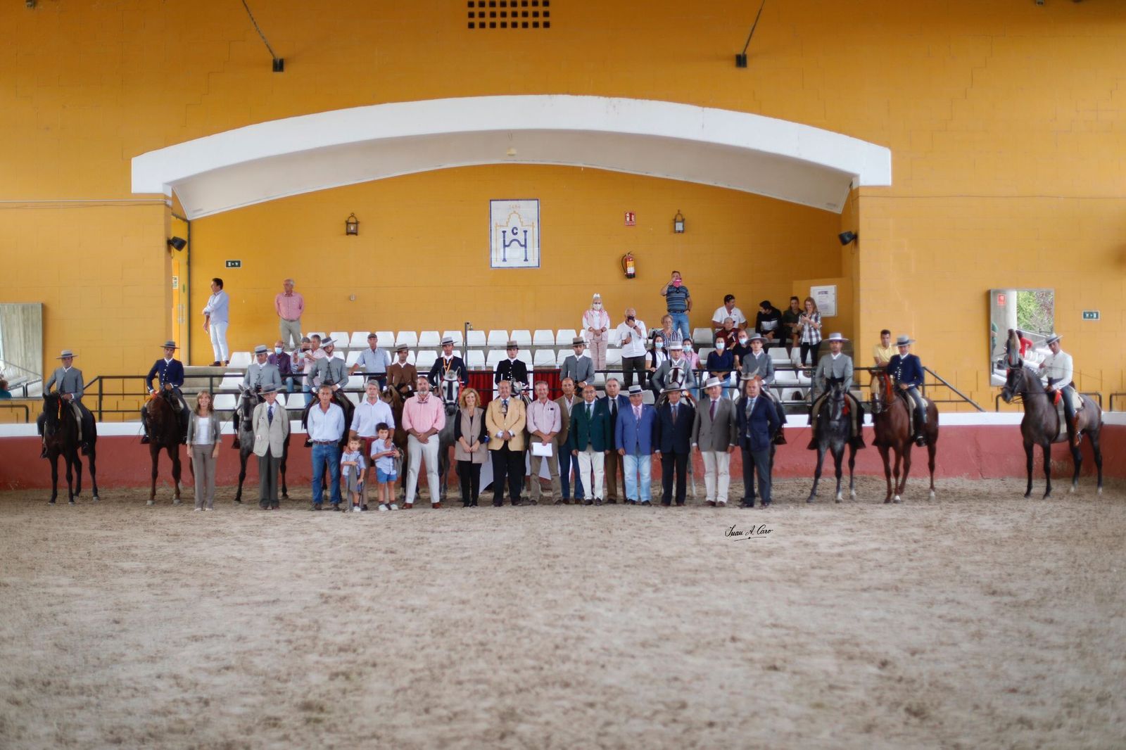 Foto de familia del evento celebrado en la Yeguada La Cartuja.