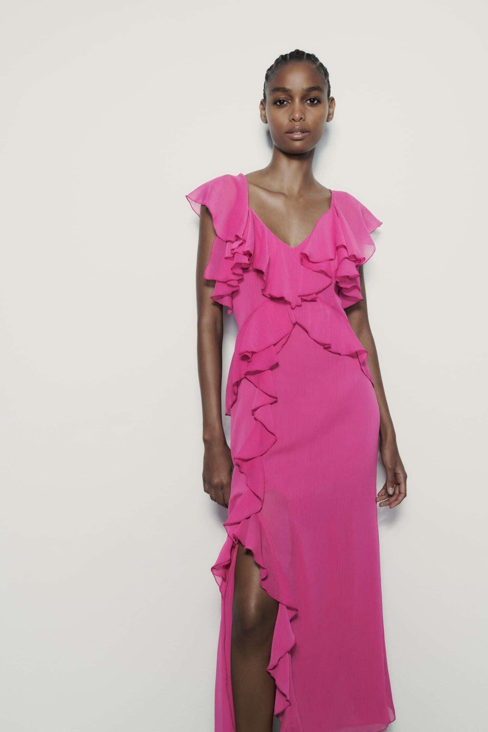 Vestido rosa con volantes de Zara.