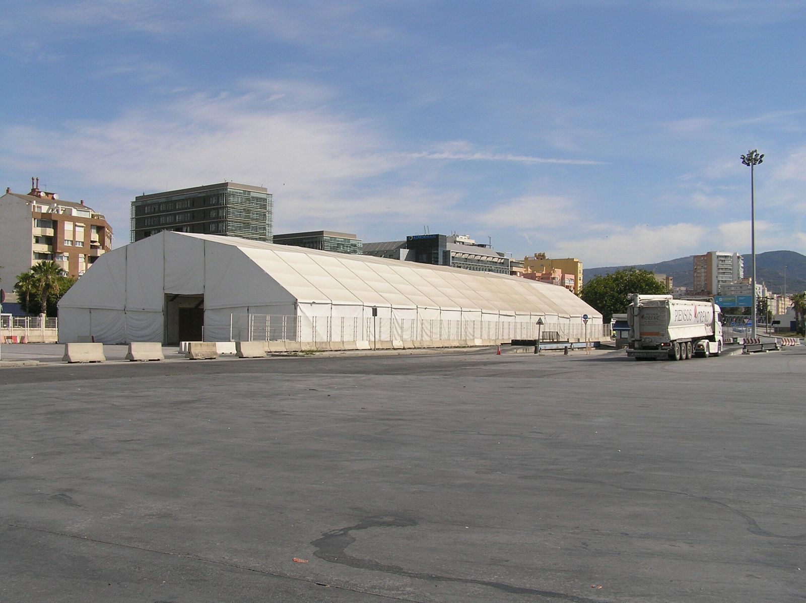 Una de las dos carpas que acogerá a los vehículos, en la zona de San Andrés.