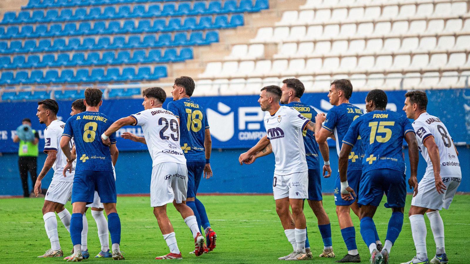 Los jugadores del Real Jaén tuvieron trabajo a balón parado.