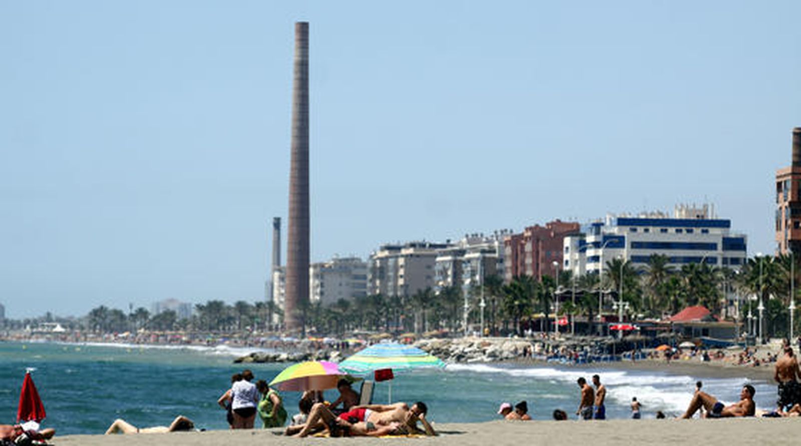7. Misericordia (Málaga)

Tras abandonar la playa de San Andrés, se descubre este espacioso tramo de costa y abierto al mar, adornado por amplias extensiones de cultivo. Se trata de una playa urbana con paseo marítimo de arena oscura y oleaje moderado en el mar. El nivel medio de ocupación es alto. La playa de La Misericordia se encuentra concretamente entre la desembocadura del río Guadalhorce y el espigón de la Térmica. Esta playa es una de las más extensas de Málaga capital. Destacan sus 1200 metros de arena limpia bastante ancha, lo cual facilita la práctica de cualquier deporte. El Paseo Marítimo Antonio Banderas se encuentra en esta zona donde se ubican numerosos restaurantes que ofrecen gran variedad culinaria. Cuenta con el distintivo Q de calidad turística, marca que representa la calidad en el sector turístico español, así como con el distintivo de la Bandera Azul de la Unión Europea.

Foto: M. H.