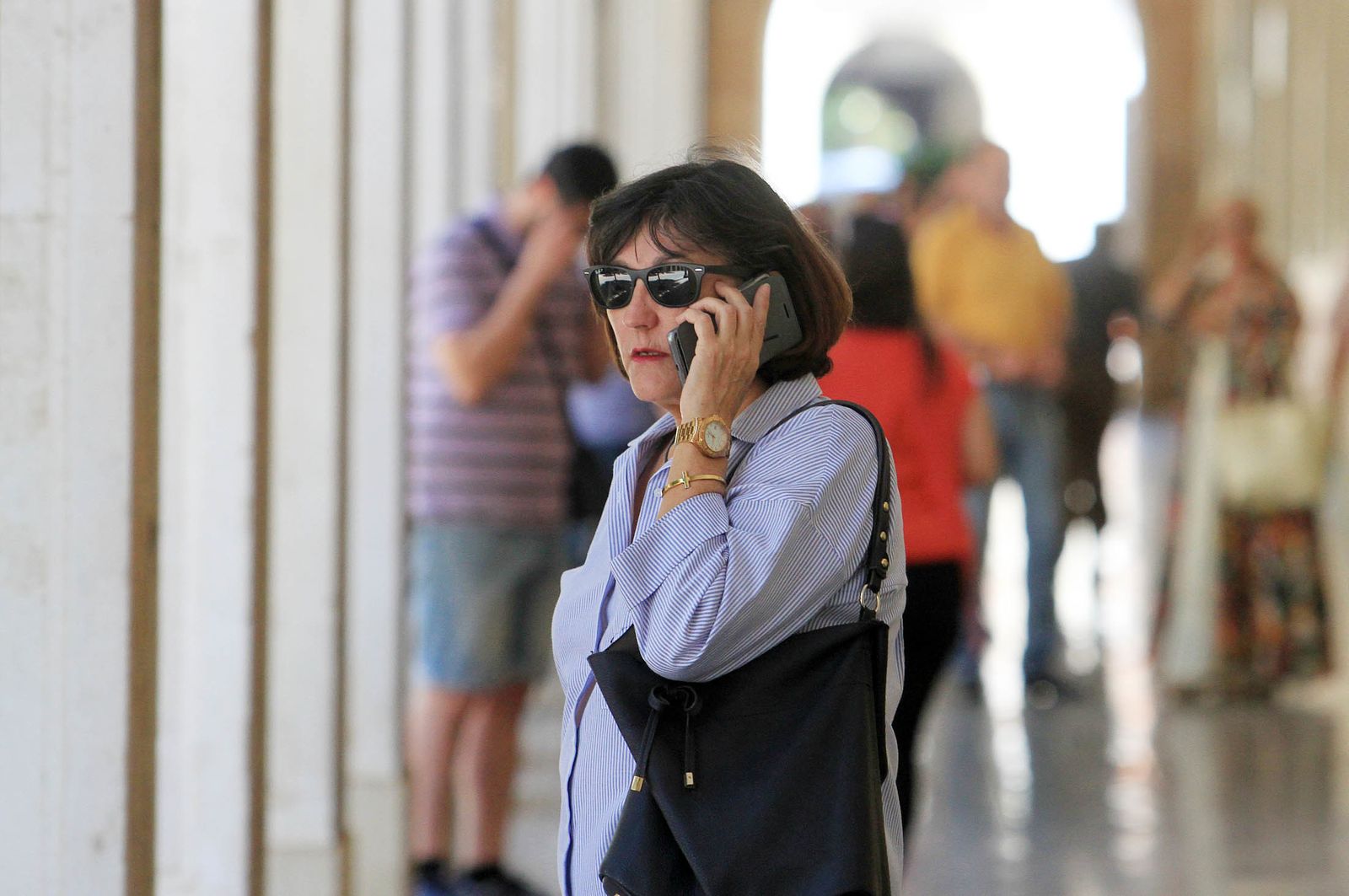 Una mujer habla por el móvil