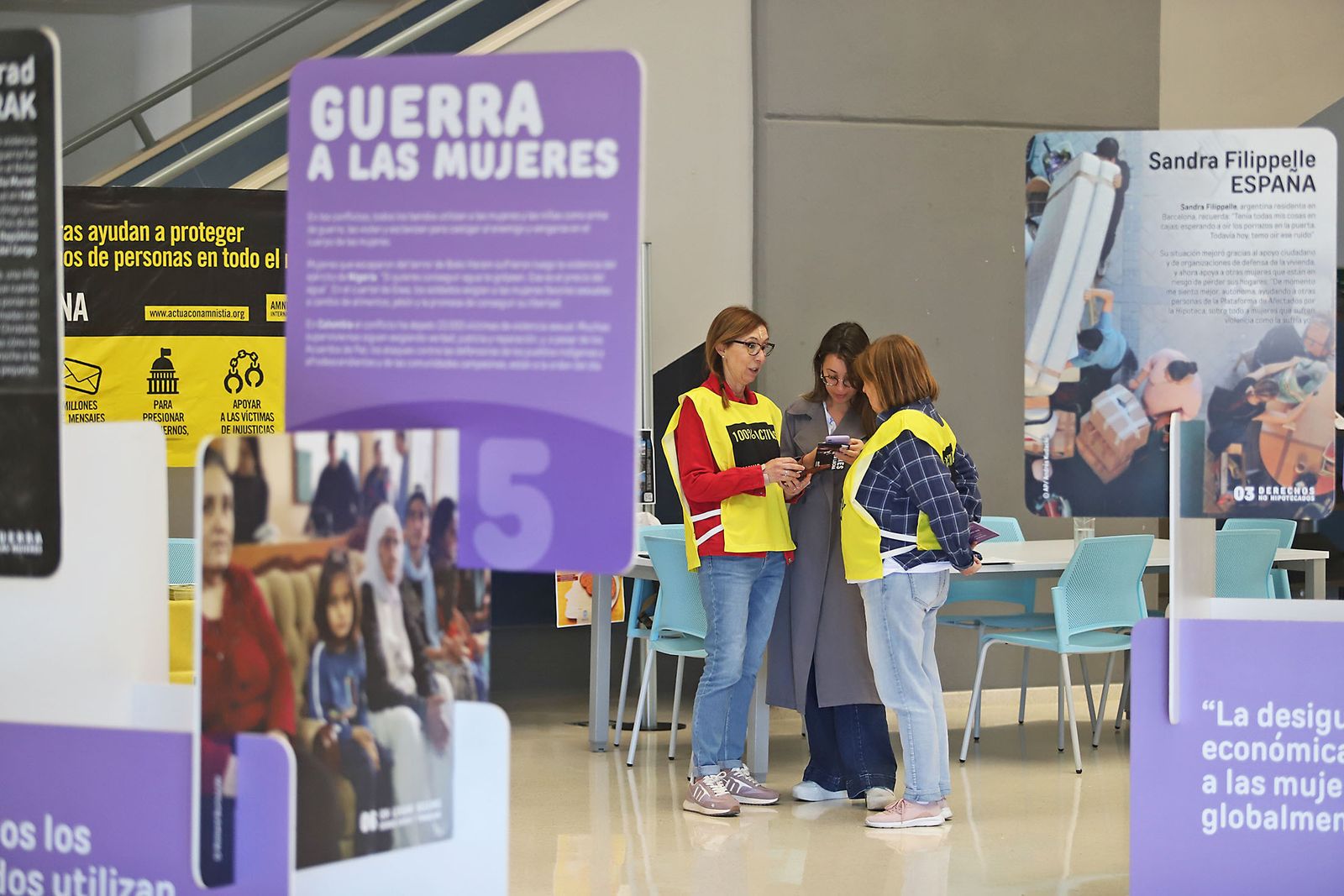 Imágenes de la exposición 'Ellas son la revolución' en la Universidad de Huelva