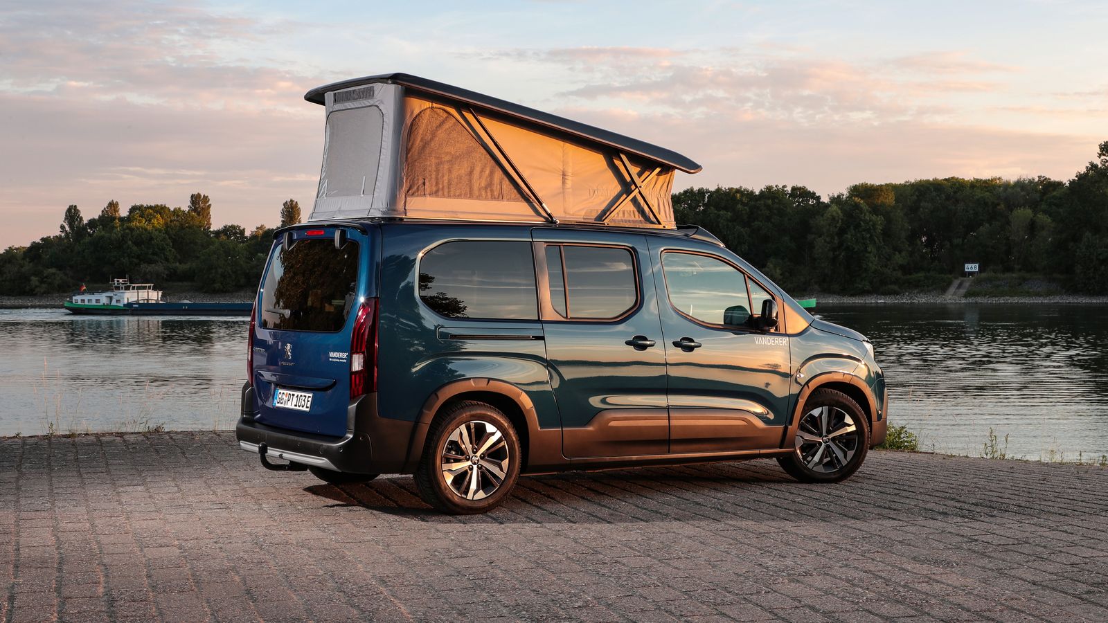 La zona de dormitorio e-Rifter se configura con un techo elevable con dos camas suplementarias.