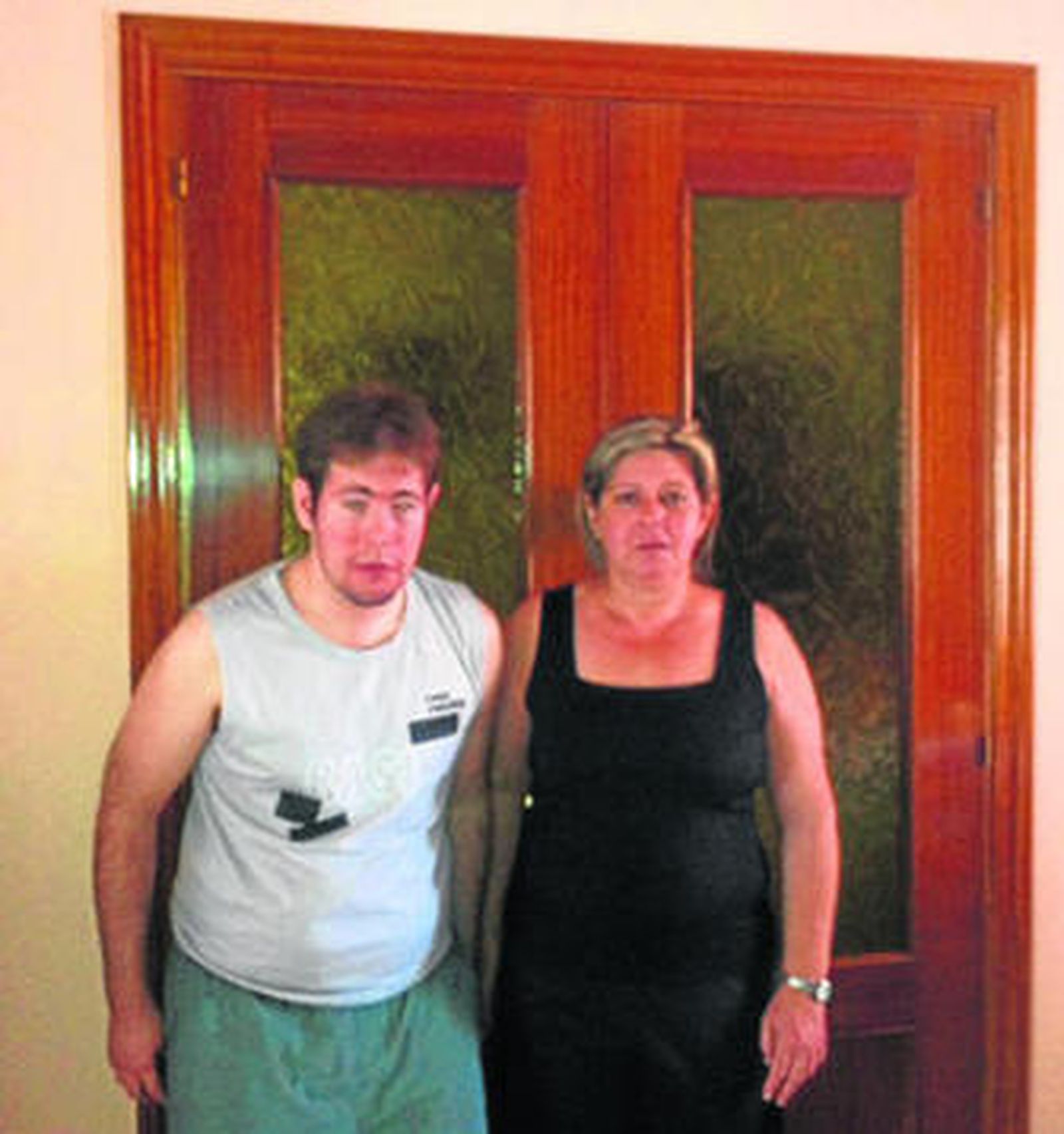 Julia del Campo junto a su hijo afectado por el Síndrome de Wolfram, que venían a La Inmaculada desde Toledo.