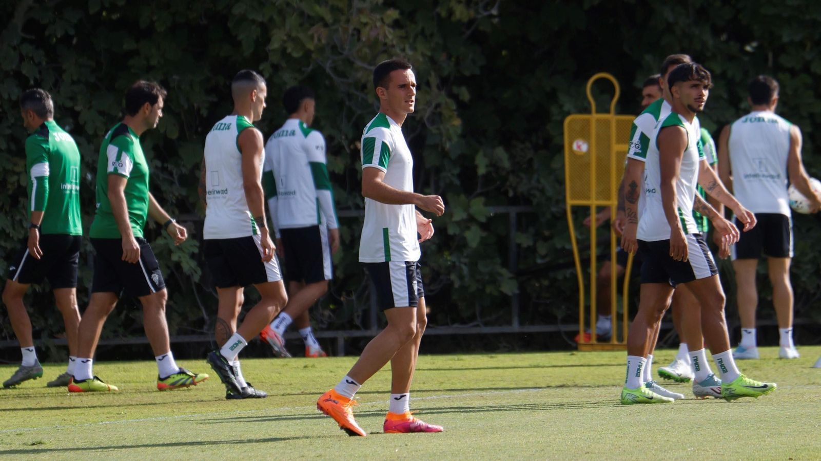 Diego Bri, en primer plano, en un entrenamiento del Córdoba CF en la Ciudad Deportiva.