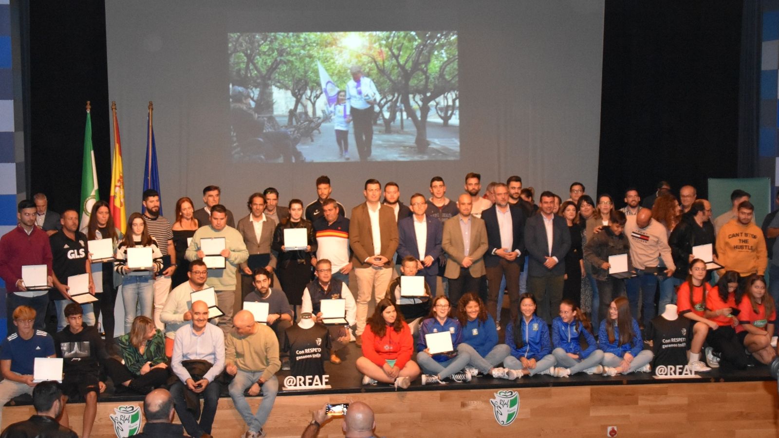 Foto de familia de los galardonados en esta Gala del Juego Limpio.