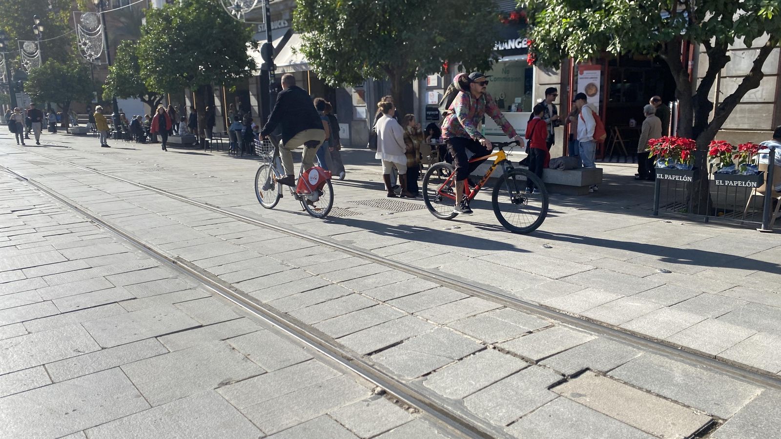 Ciclistas en la Avenida de la Constitución