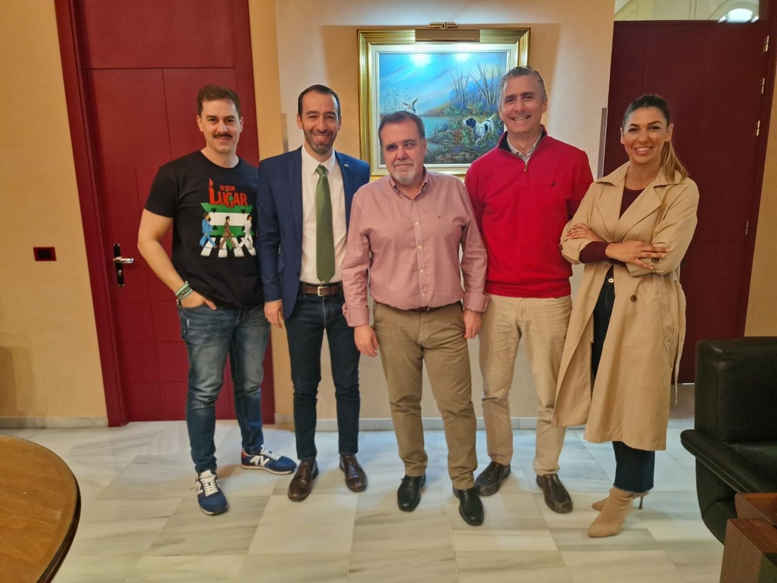 El candidato andalucista junto a otros miembros de AxSi con el director de ONCE Jerez.