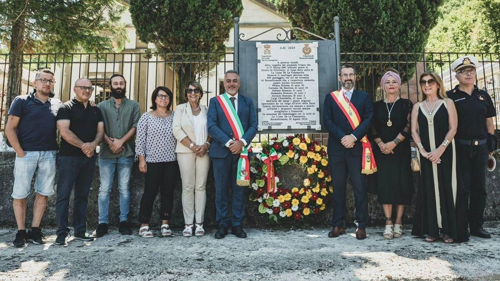La imagen institucional, con las autoridades de los dos municipios junto a la lápida en recuerdo de las víctimas La imagen institucional, con las autoridades de los dos municipios junto a la lápida en recuerdo de las víctimas