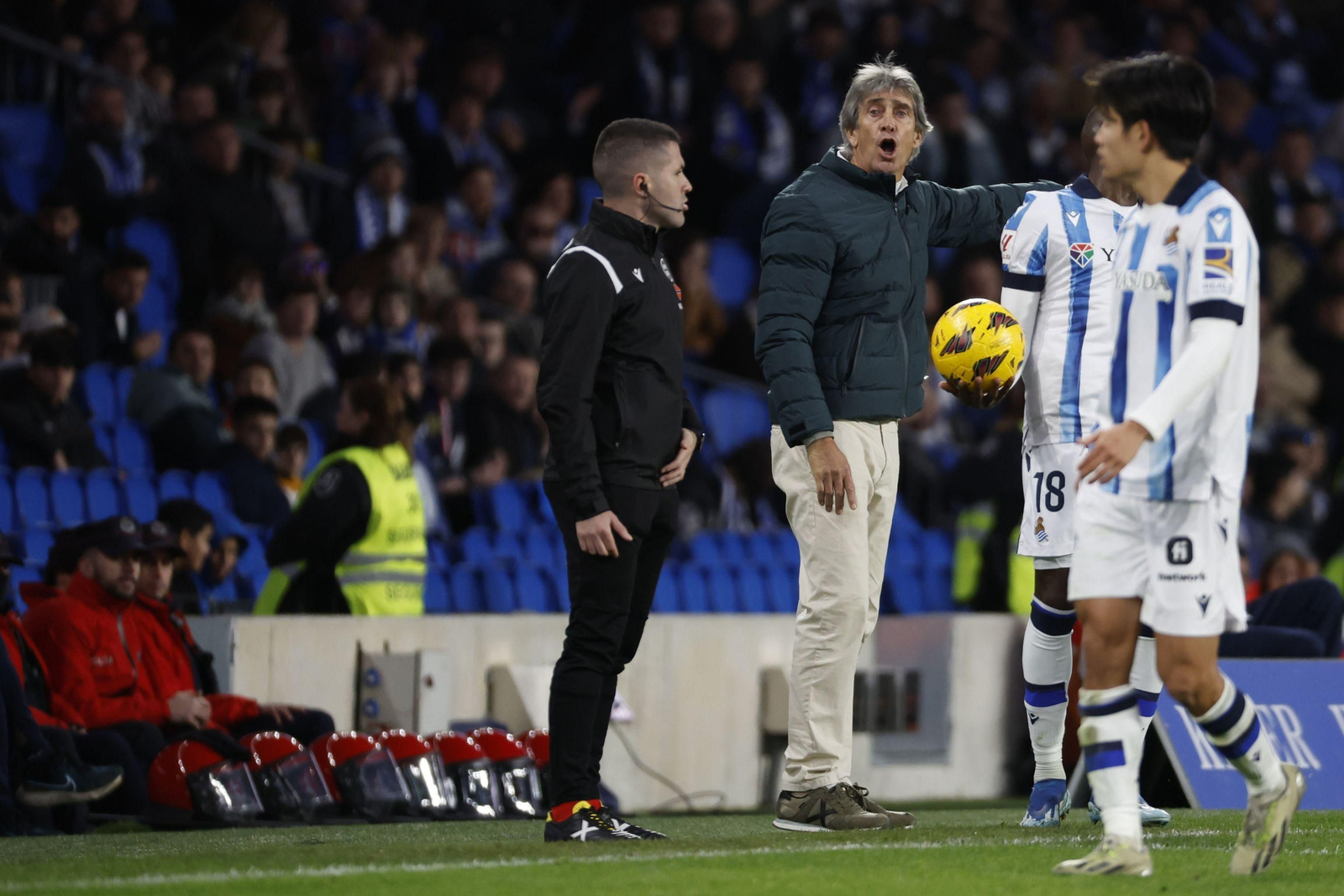 Pellegrini da instrucciones a sus jugadores durante el duelo en el Reale Arena.
