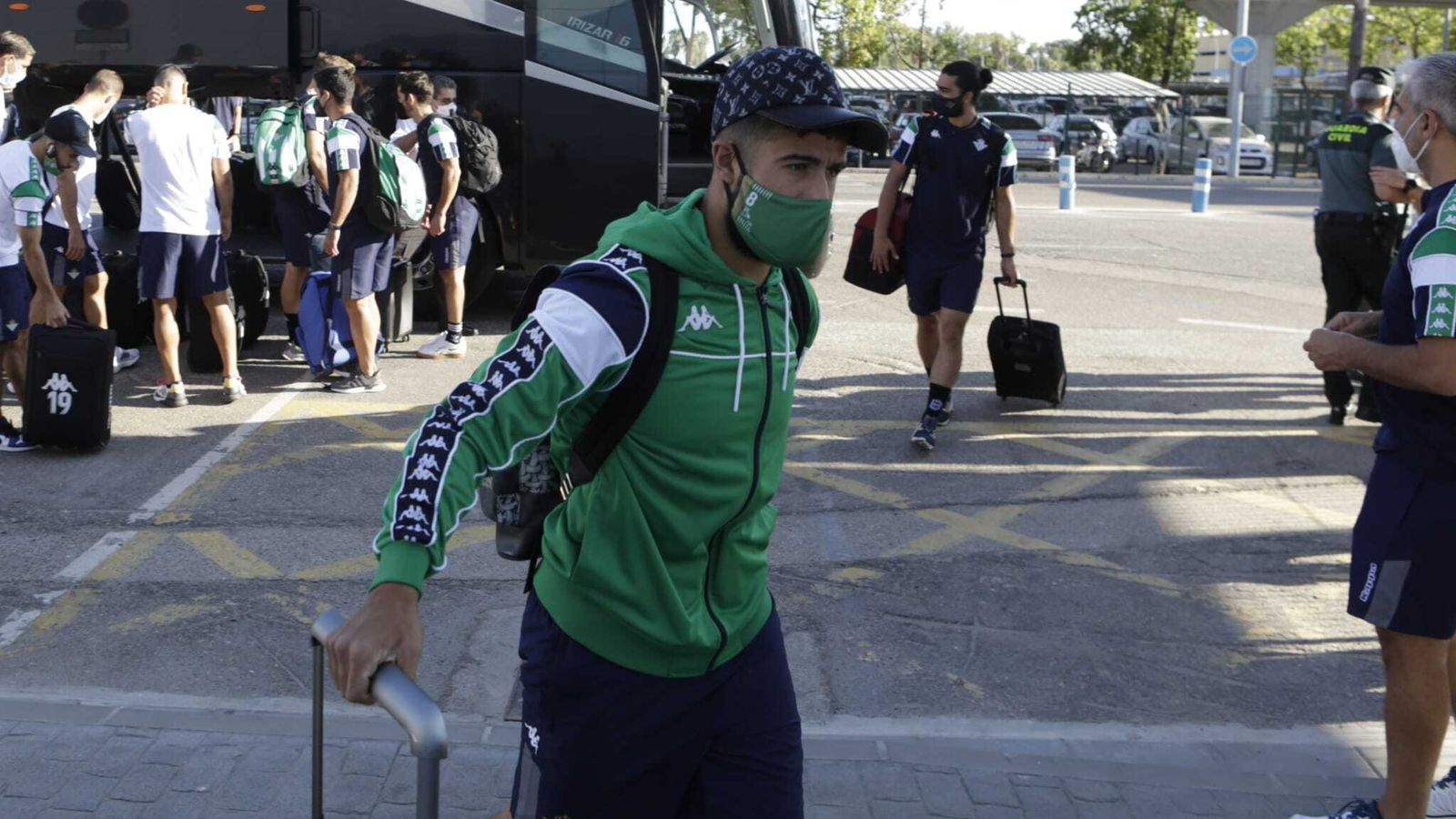 Fekir, a su llegada junto a sus compañeros  al aeropuerto de Sevilla.