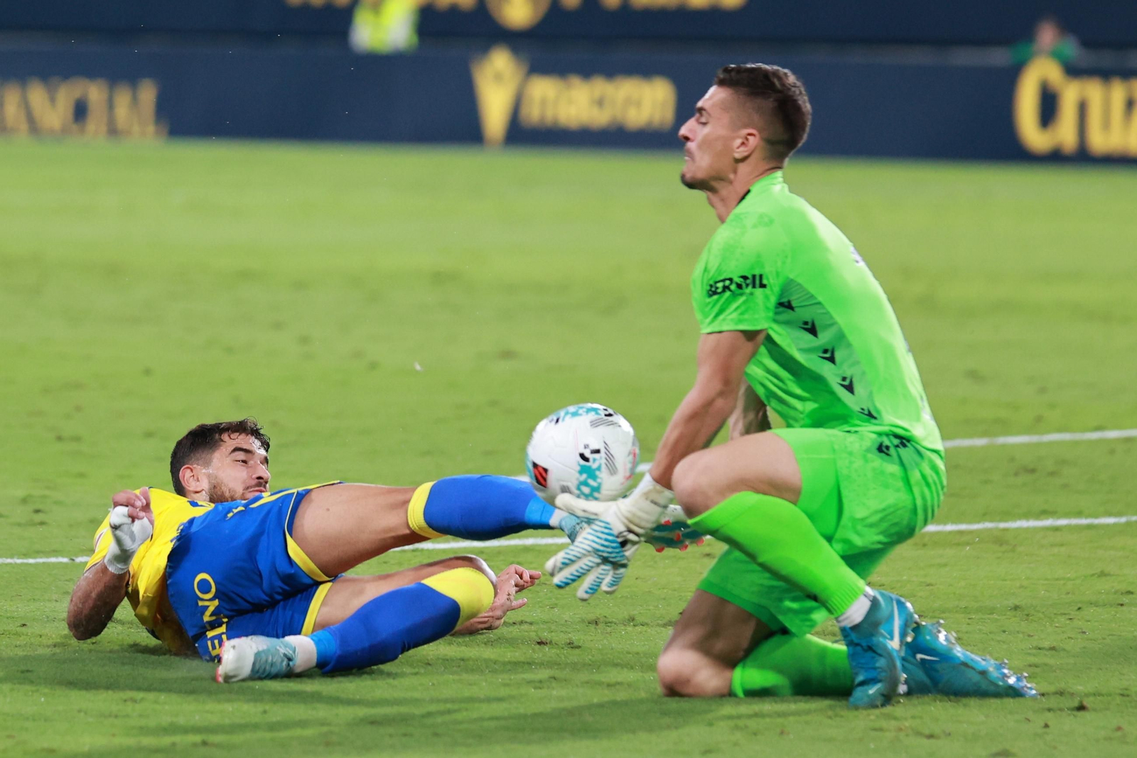 Un acción del partido Cádiz-Burgos.