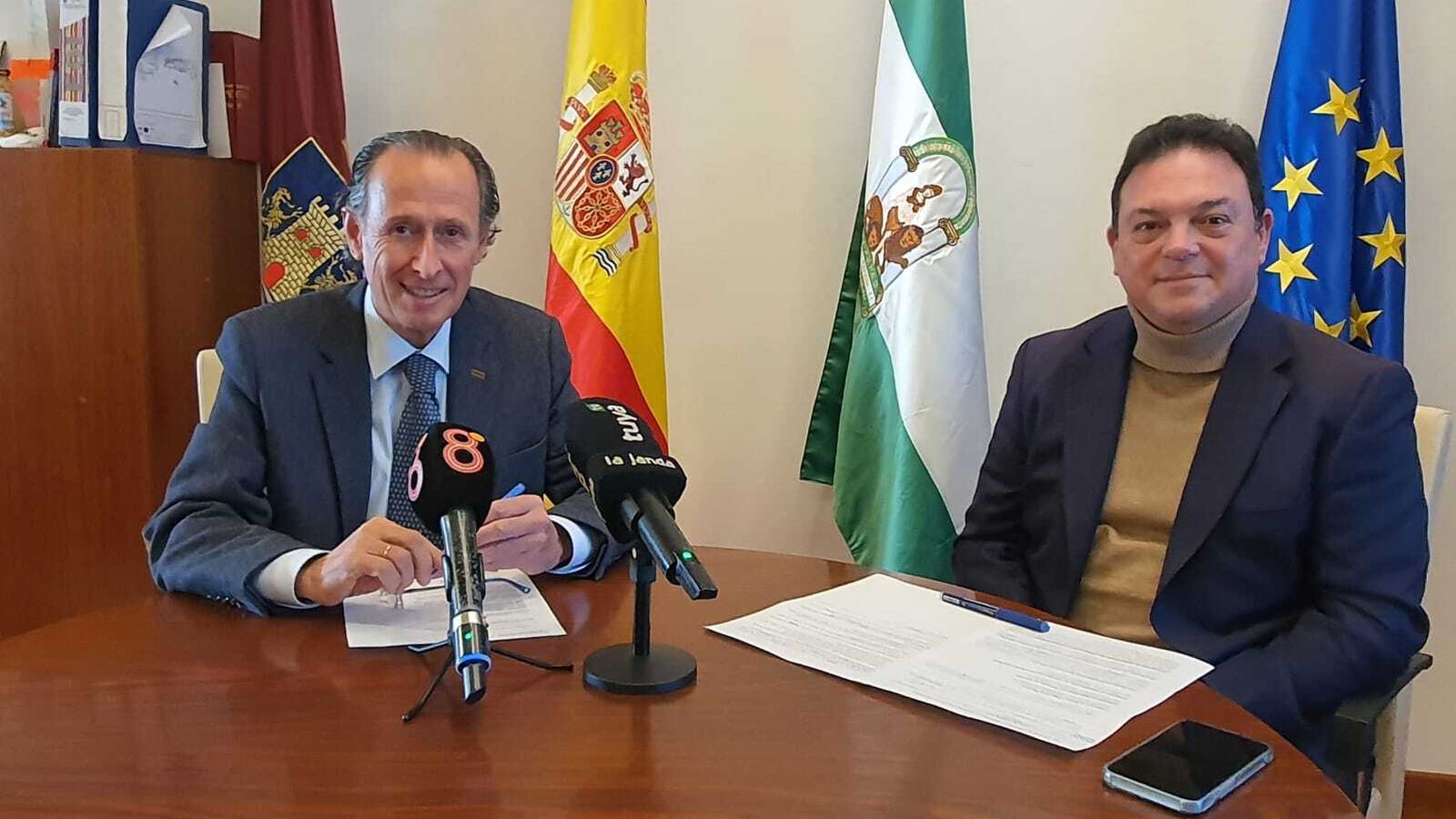 El alcalde de Chiclana, José María Román, junto al delegado municipal de Vivienda y vicepresidente de Emsisa, Joaquín Guerrero Bey.