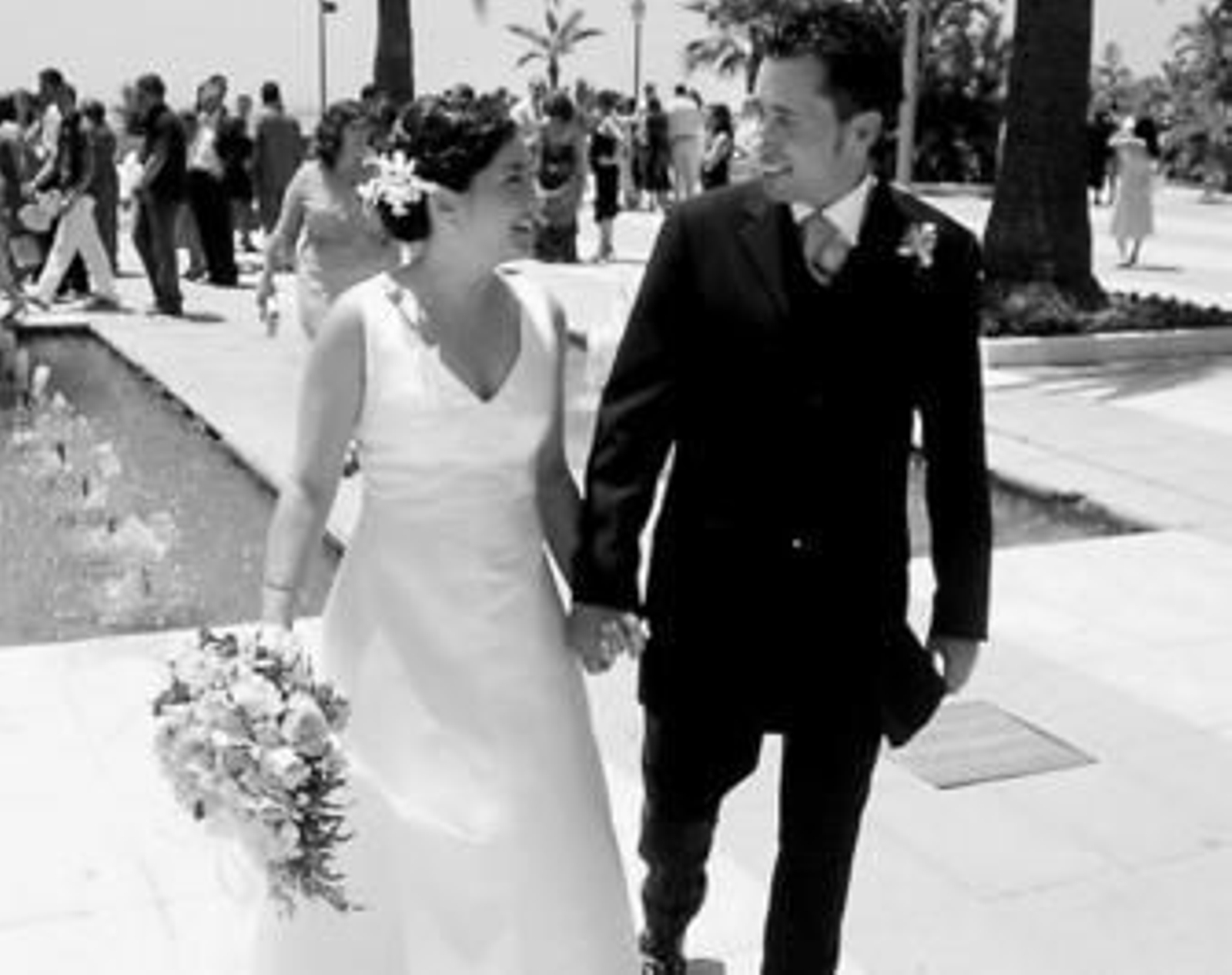 Una pareja, el día de su boda en el castillo del Bil-BIl.