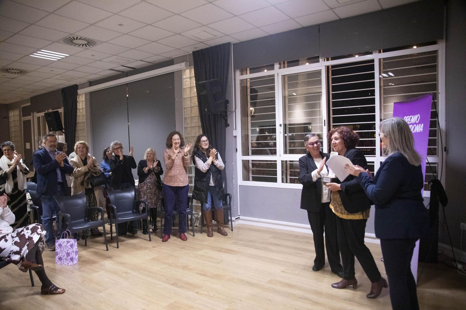 La Plataforma de Acción Feminista en Almería rinde homenaje a las mujeres de la Desbandá con su II Premio ‘Posidonia’ a Loli Sierra, vicepresidenta de la Asociación Memorialista de la Desbandá, en imágenes
