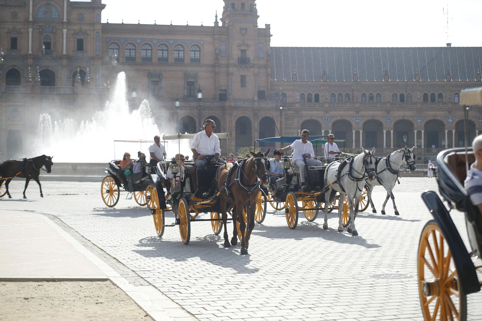 Cocheros de caballos, junto a la fuente de la Plaza de España