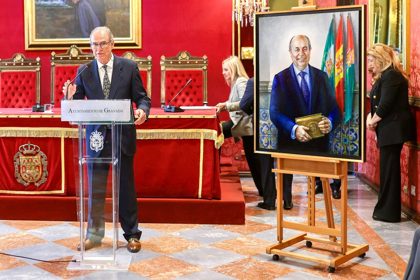 El retrato de Torres Hurtado ya luce en el Ayuntamiento de Granada: todas las imágenes