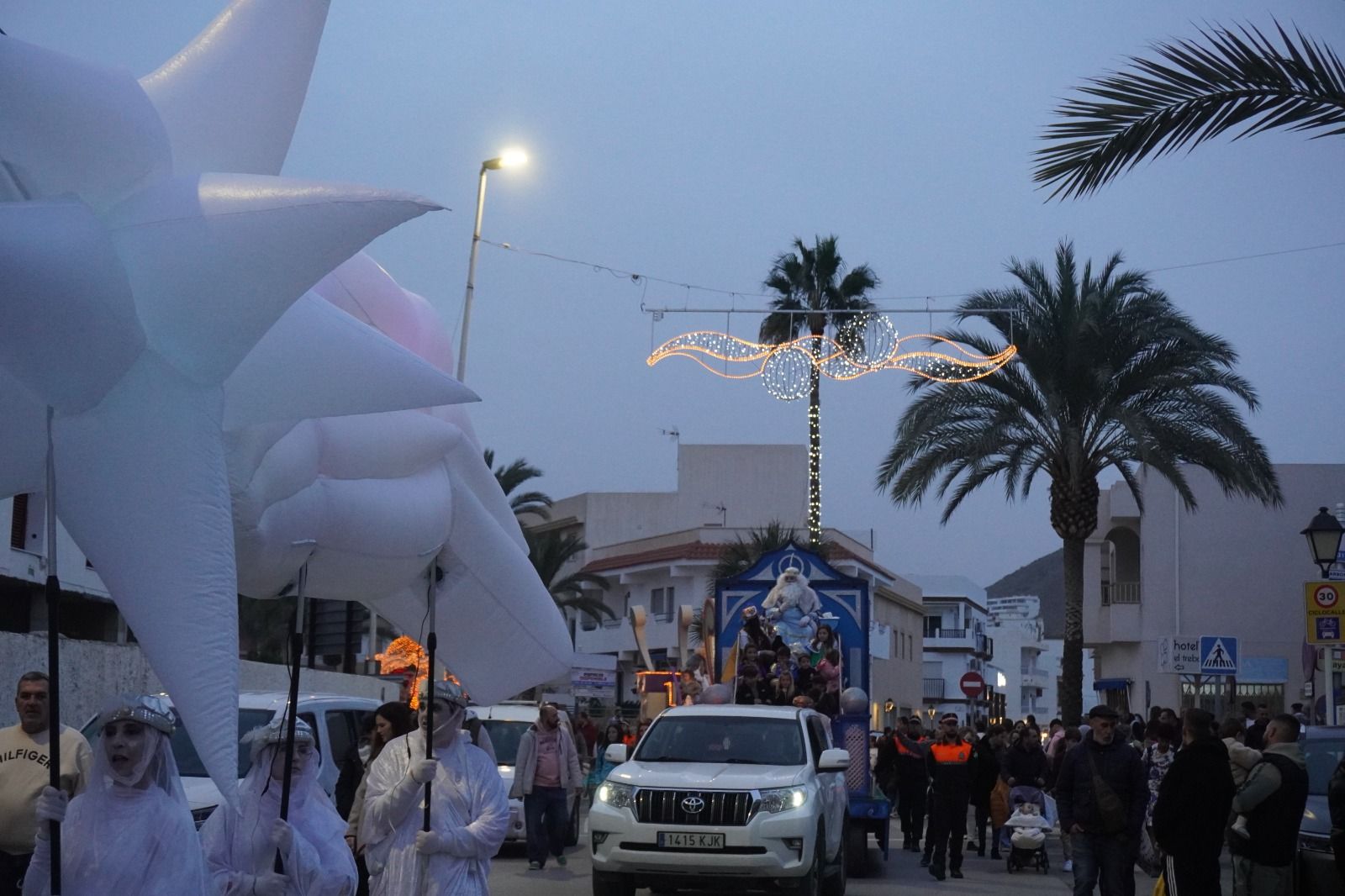 Imágenes de la cabalgata de Carboneras: más de 1.700 caramelos repartidos