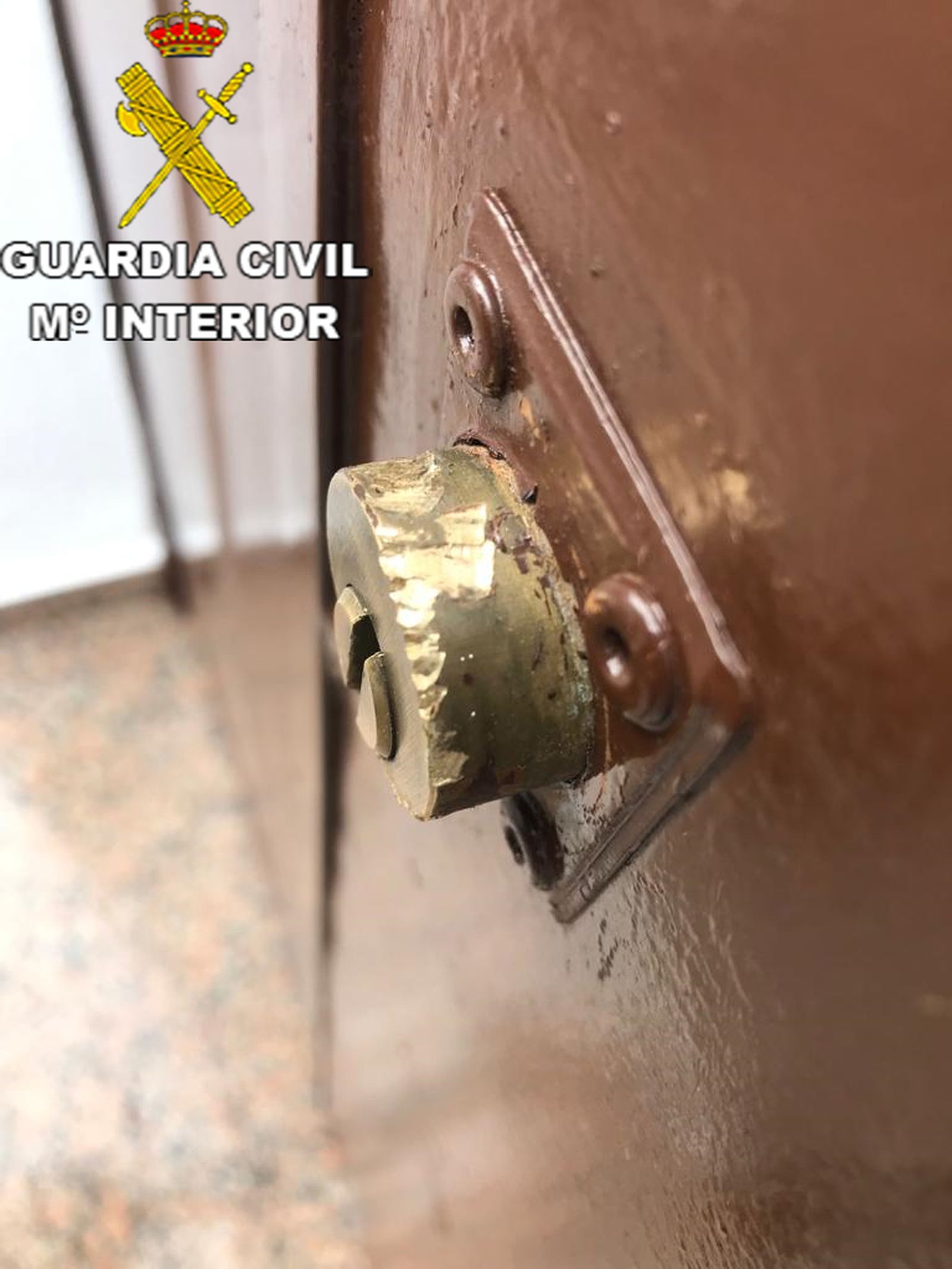 Bombín de una de las puertas reventadas por una banda en Arcos.