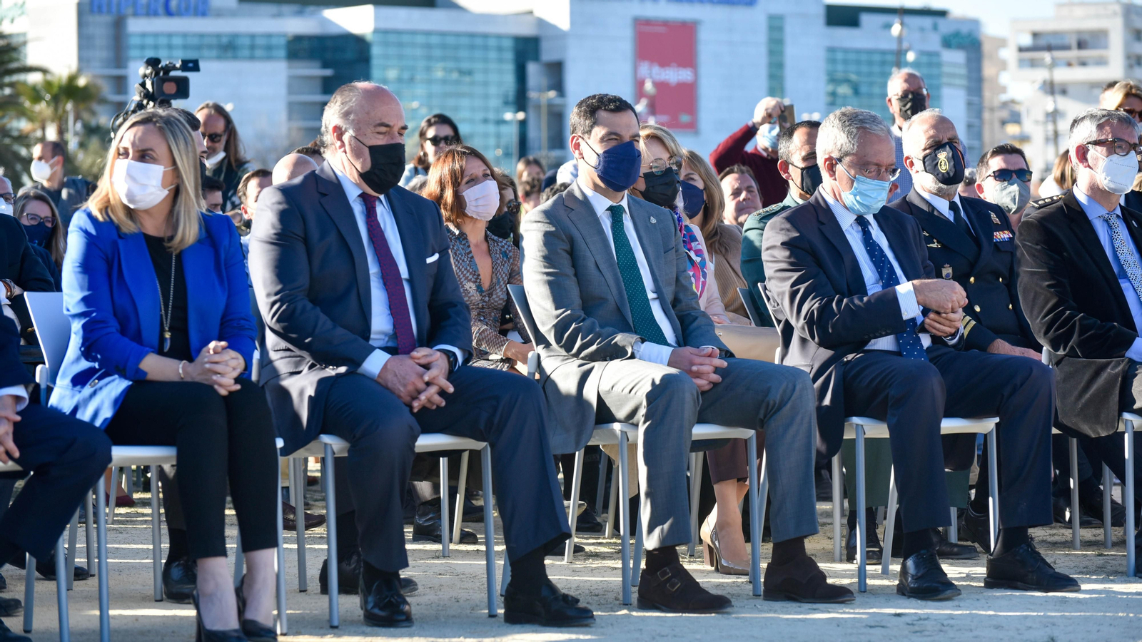 Las fotos del la visita de Juanma Moreno a las obras del Lago maritimo